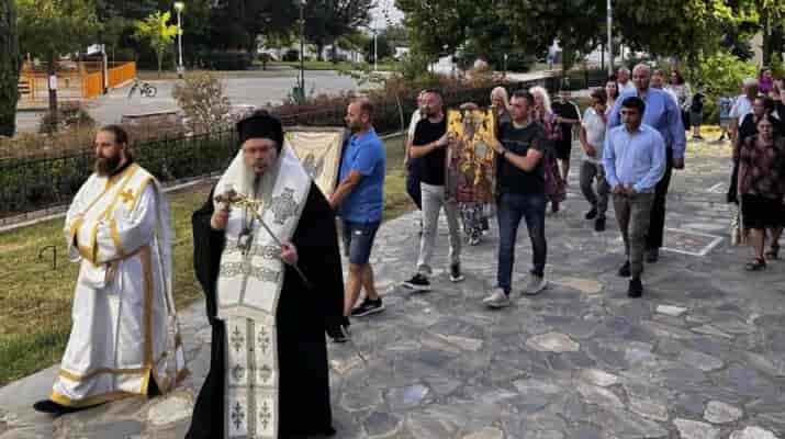 esp-thaumagspiridona-koilada-2024-715x400 Ο Πανηγυρικός Εσπερινός του θαύματος του Αγίου Σπυρίδωνος στην Κοιλάδα Στον Ιερό Ναό του Γενεσίου της Θεοτόκου Κοιλάδας χοροστάτησε στον Πανηγυρικό Εσπερινό ο Σεβασμιώτατος Μητροπολίτης Λαρίσης και Τυρνάβου κ. Ιερώνυμος για την εορτή του θαύματος του εν Αγίοις Πατρός ημών Σπυρίδωνος Επισκόπου Τριμυθούντος στην νήσο της Κέρκυρας κατα τον Αγαρηνών. Ο Σεβασμιώτατος Μητροπολίτης μας στο κήρυγμά του αναφέρθηκε στο θαύμα του Αγίου της σωτηρίας της Κέρκυρας καθώς και στο άλλο θαύμα της πυρπόλησης του αλταρίου των καθολικών μέσα στο Ναό Του και υπογράμμισε τη βοήθεια των Αγίων μας στο διμέτωπο αγώνα της Εκκλησίας και του Γένους μας με τις θρησκείες της Ανατολής και τα θηρία της Δύσης. Ευχήθηκε δε στους κατοίκους της Κοιλάδας και της περιοχής, την ευλογία του Αγίου στις οικογένειές τους και στα καλά τους έργα