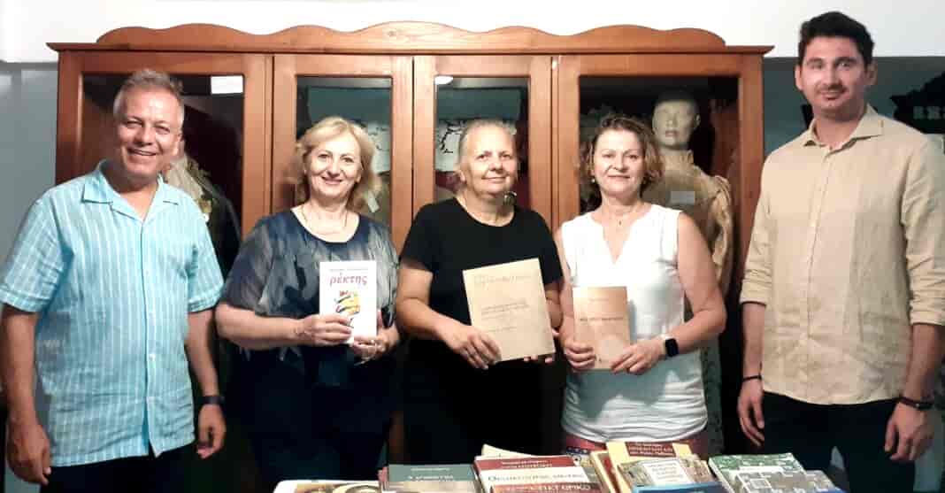 ΠΟΚΕΛ Βιβλία Προοδ Σύλλογος Καστοριάς Φ-27 Στον Προοδευτικό Σύλλογο Κυριών Καστοριάς πρόσφερε βιβλία το ΠΟΚΕΛ.