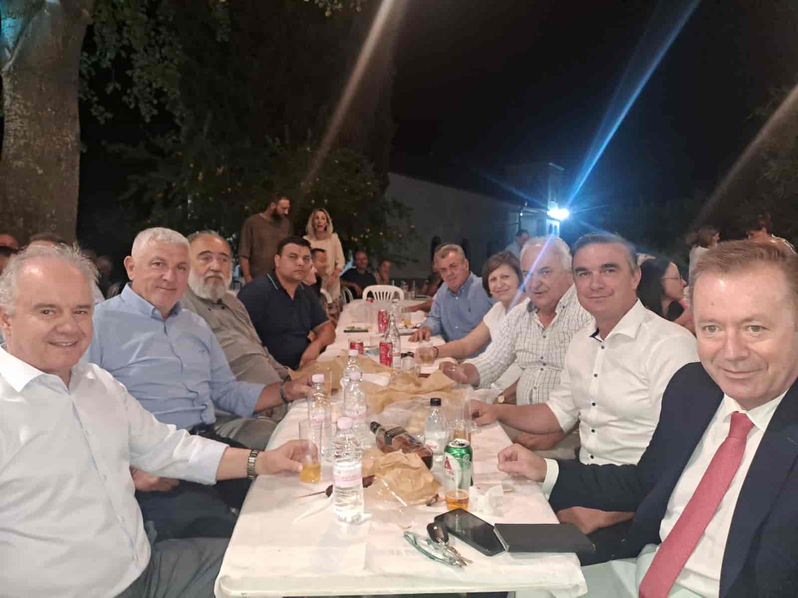 Απόλυτη Επιτυχία και Ρεκόρ Συμμετοχής πλήθους κόσμου στο φετινό 32ο
Αντάμωμα Πουρναριωτών!

Το Πουρνάρι είναι ένα μικρό χωριό του Δήμου Τεμπών, που βρίσκεται στις
παρυφές του Κισσάβου, ή αλλιώς στο όρος Όσσα. Ένα πανέμορφο χωριό, όπου
εύκολα μπορείς να περιηγηθείς τη φύση του, σε μικρή απόσταση από το κέντρο
της Λάρισας.
  Όμως απέδειξε ότι είναι τόσο μεγάλο σε ψυχές ανθρώπων που χαίρονται να
συνεργάζονται και να δημιουργούν για το κοινό καλό.
Στο καθιερωμένο, λοιπόν, 32ο Αντάμωμα Πουρναριωτών το Σάββατο 31
Αυγούστου, το οποίο πραγματοποιήθηκε καταμεσής του δημοτικού δρόμου και της
πανέμορφης πλατείας του χωριού, δημιουργήθηκε πραγματικά το αδιαχώρητο.
Το πιο επιτυχημένο Αντάμωμα από κάθε άλλη φορά, με ρεκόρ συμμετοχών, που
όμοιό του δεν υπήρξε φέτος στο Δήμο Τεμπών.
Την εκδήλωση λάμπρυνε με την παρουσία του το παιδικό τμήμα του
Εξωραιστικού Συλλόγου Πουρναρίου, όπου χόρεψαν παραδοσιακούς χορούς και
τίμησαν την παράδοση με τον καλύτερο τρόπο.
Το Αντάμωμα τίμησε με την παρουσία του ο Δήμαρχος Τεμπών κ. Γιώργος
Μανώλης, ο οποίος και χαιρέτησε την εκδήλωση.
Σε δηλώσεις του ο Δήμαρχος Τεμπών ανέφερε:
"Σας αξίζουν έπαινοι και πολλά μπράβο για την εξαιρετική εθελοντική
δουλειά σας, η οποία καλό είναι να επεκταθεί και σε άλλους τομείς της
περιοχής μας. Ο τόπος μας σας χρειάζεται.
Εμείς και οι συμπολίτες μας σας χρειαζόμαστε. Αποδείξατε ότι με αγάπη και
αρκετή θέληση, ο καθένας μας μπορεί το ακατόρθωτο να το κάνει κατορθωτό.
Σας ευχαριστούμε θερμά και συνεχίσετε με ακόμη περισσότερη διάθεση και
μεράκι. Ακόμη, ευχαριστούμε θερμά τον εμψυχωτή χοροδιδάσκαλο του
Εξωραιστικού Συλλόγου Πουρναρίου κ. Μιχάλη Τσακνάκη, ο οποίος διαθέτει
αγάπη και έντονο ενδιαφέρον για τη διατήρηση της παράδοσης, των ηθών και
των εθίμων της περιοχής μας".
Ακόμη, στην εκδήλωση παρευρέθηκαν ο Βουλευτής ΣΥΡΙΖΑ Ν. Λάρισας κ. Βασίλης
Κόκκαλης και οι Αντιπεριφερειάρχες κ.κ. Δημήτρης Τσέτσιλας και Αποστόλου
Ευάγγελος.
Επίσης, στην εκδήλωση παρευρίσκονταν ο Πρόεδρος του Δ.Σ. Τεμπών κ. Μιχάλης
Λίταινας, ο εφημέριος της ενορίας του Πουρναρίου π. Αθηναγόρας, οι
Αντιδήμαρχοι κ.κ. Παναγιώτης Γκατζόγιας, Νίκος Μητσογιάννης, ο Πρόεδρος της
Δ.Κ. Πουρναρίου κ. Μιχάλης Μοσχοβίτης, πρόεδροι Συλλόγων και φορέων,
κάτοικοι του Πουρναρίου και μεγάλο πλήθος επισκεπτών.