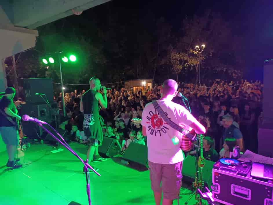 Ιδιαίτεροι και μοναδικοί οι «Κοινοί Θνητοί» ξεσήκωσαν τους Λαρισαίους