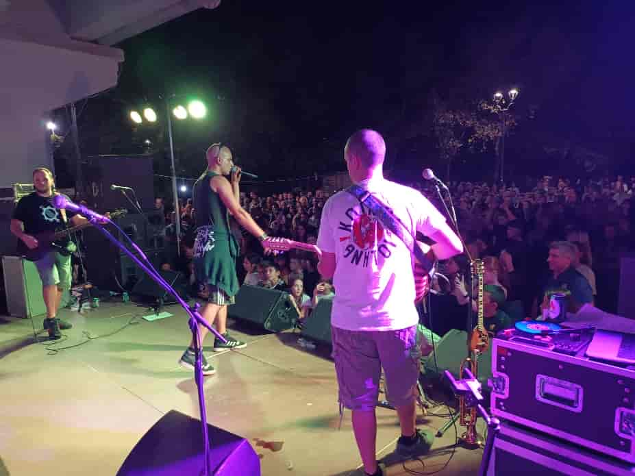 Ιδιαίτεροι και μοναδικοί οι «Κοινοί Θνητοί» ξεσήκωσαν τους Λαρισαίους