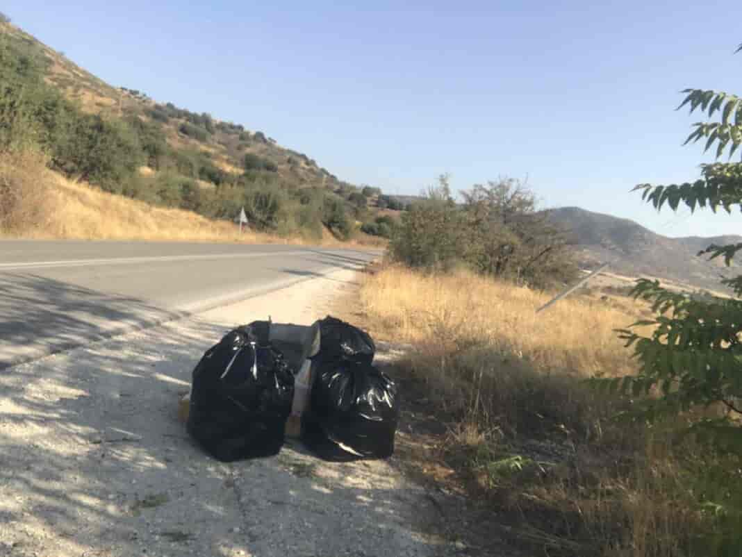 Απομακρύνει τα σκουπίδια από τα ερείσματα των δρόμων ο Δήμος Ελασσόνας