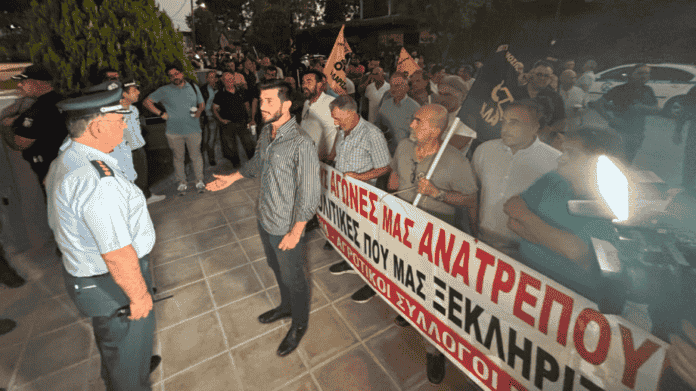 arthrou-agrotes-696x391 Οι αγρότες έξω από την Περιφέρεια Θεσσαλίας