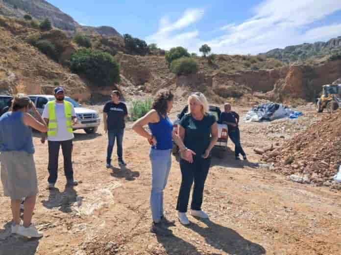 Επίσκεψη Μπέου στο λατομείο που θάβονται τα νεκρά ψάρια – Με ΕΛΑΣ και Εισαγγελέα απάντησε η Περιφέρεια