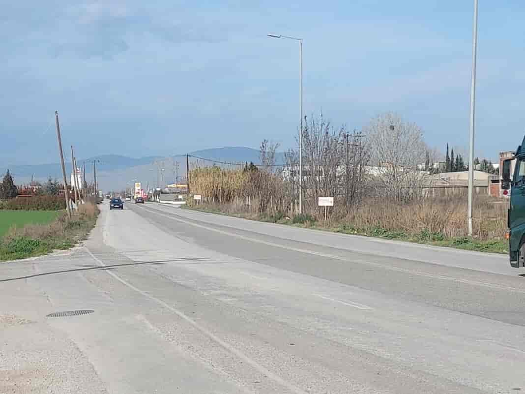 giannouli Να τοποθετηθεί φωτεινός σηματοδότης, στην συμβολή του δρόμου Γιάννουλης-Τυρνάβου, με τον δρόμο προς το εργοστάσιο ΙΝΤΡΑΚΑΤ