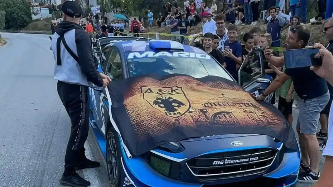 Αποθεώθηκε στην ανάβαση Πορταριάς o Μάριος Ηλιόπουλος, έβαλαν σημαία της ΑΕΚ στο καπό του Fiesta