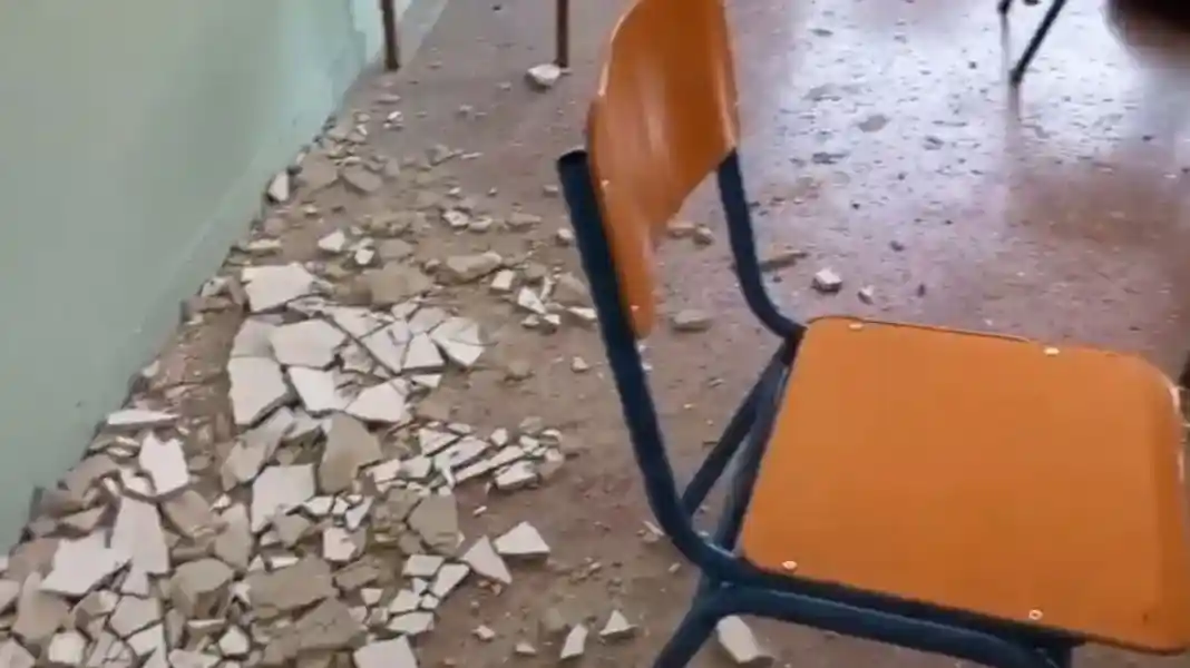 Έπεσαν σοβάδες σε σχολική αίθουσα εν ώρα μαθήματος