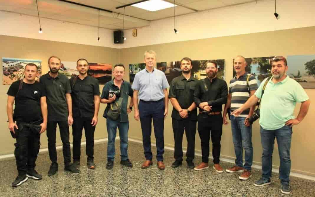 Ο Τάσος Τσιαπλές, επικεφαλής της Λαικής Συσπείρωσης Θεσσαλίας, στην έκθεση φωτογραφίας Λαρισαίων φωτορεπόρτερ, για την πλημμύρα του 2023