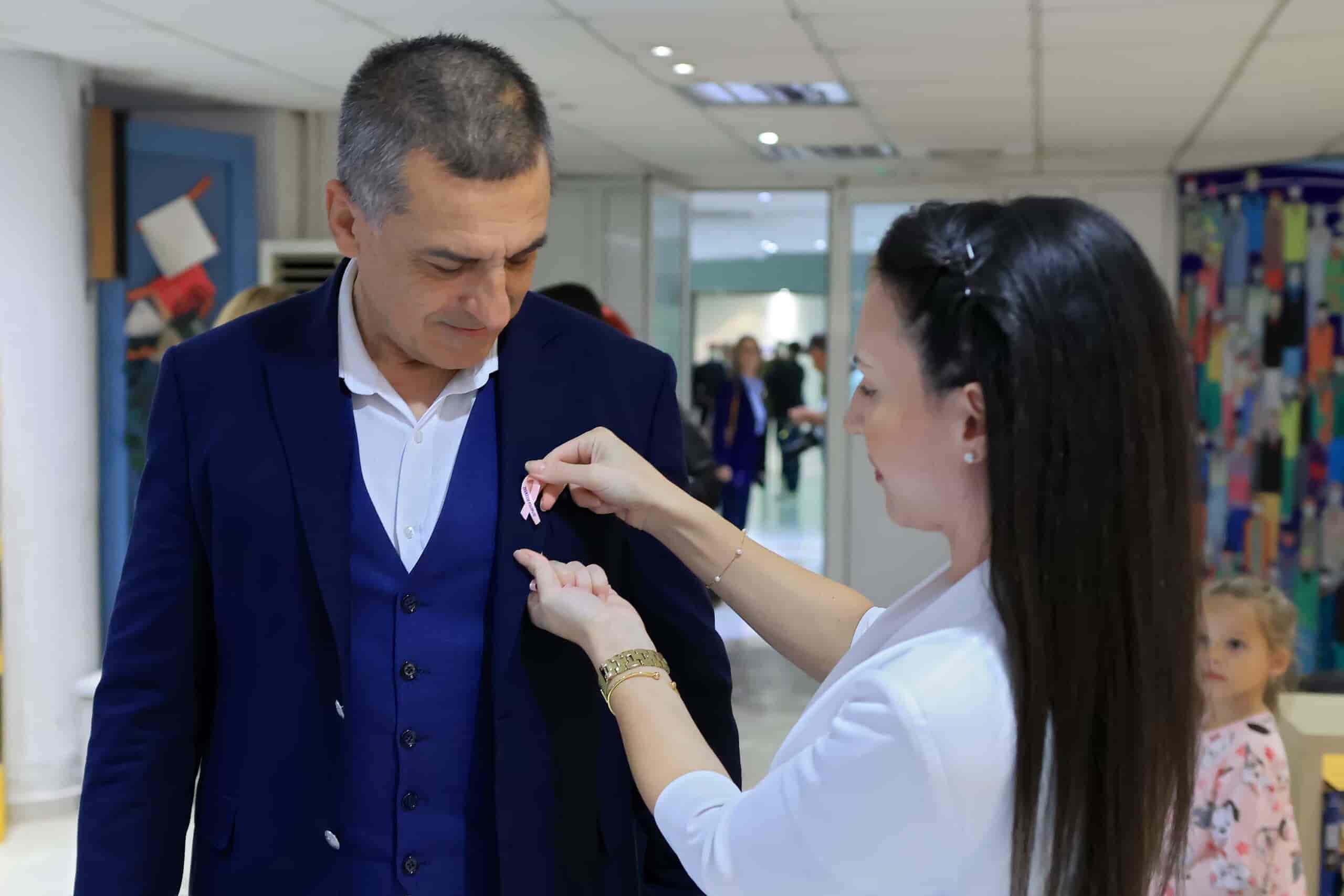 Φωταγωγήθηκε το κτίριο της Περιφέρειας Θεσσαλίας στο πλαίσιο της εκστρατείας ευαισθητοποίησης για τον καρκίνου του μαστού