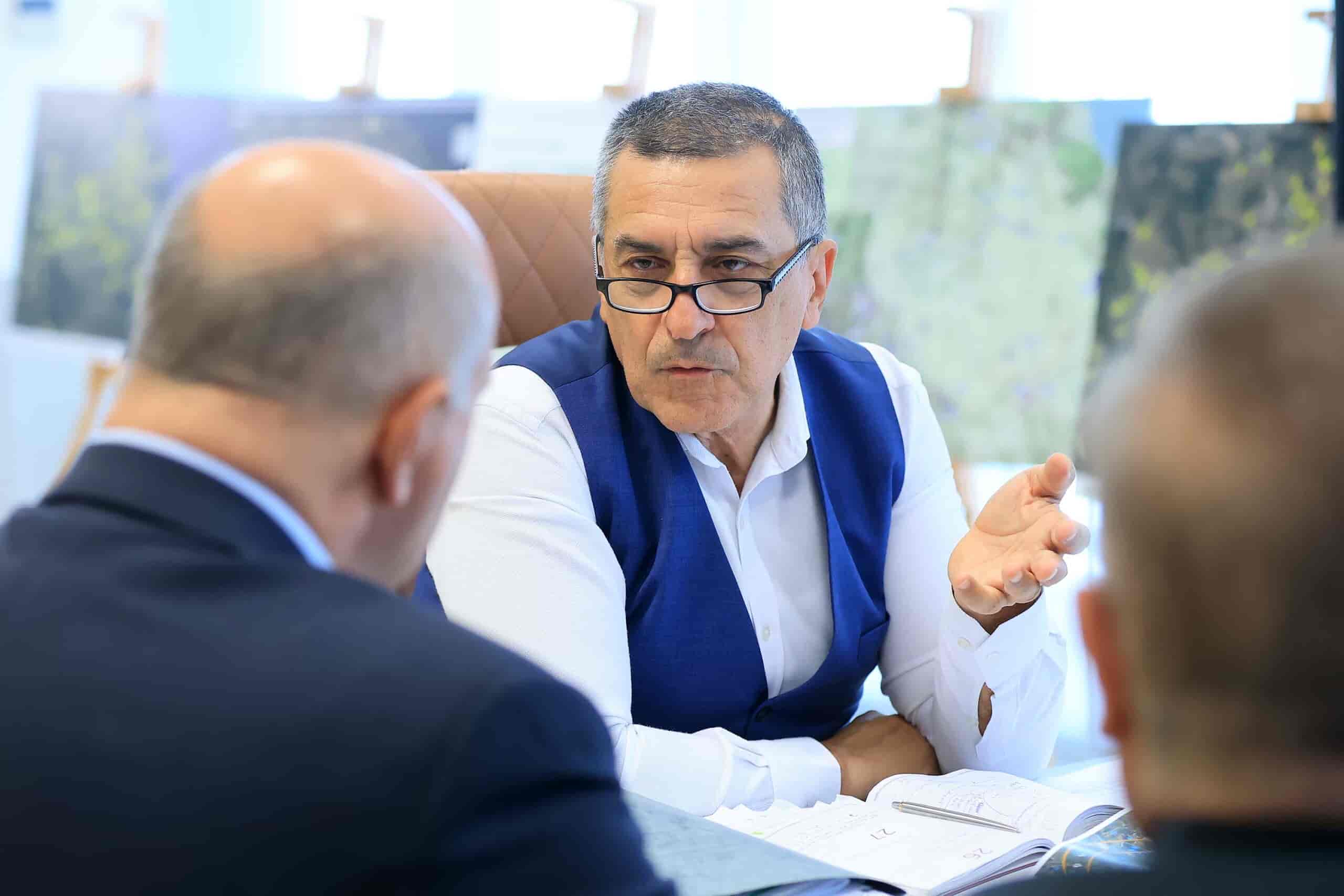 Συνάντηση Περιφερειάρχη Δημ. Κουρέτα με τον ΥΠΑΑΤ Κ. Τσιάρα για την ευλογιά στα ζώα