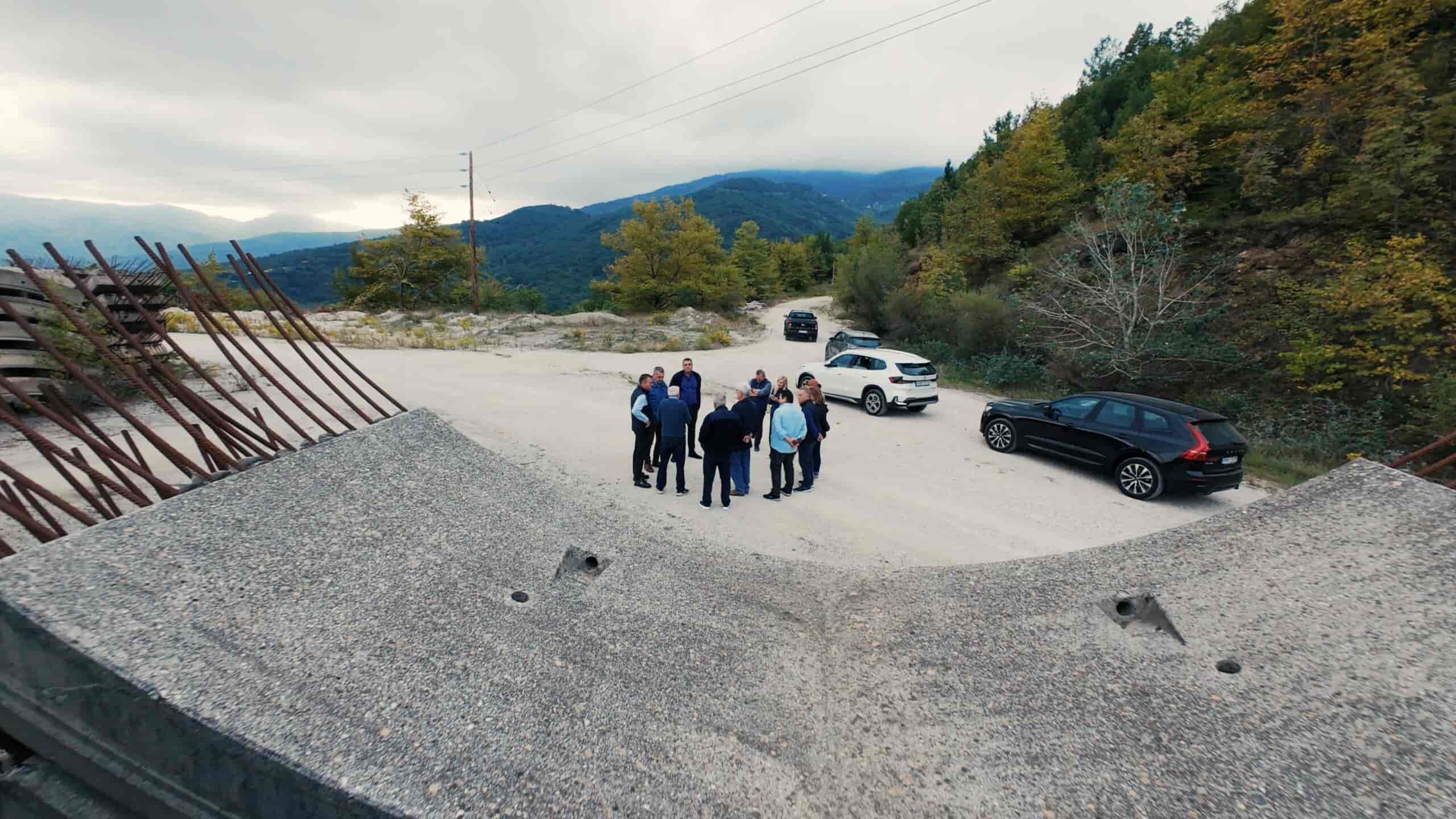 Αυτοψία Περιφερειάρχη Δ. Κουρέτα- Δημάρχου Λαρισαίων Αθ. Μαμάκου στα ημιτελή έργα του Αχελώου Στα ημιτελή έργα του Αχελώου περιόδευσαν ο Περιφερειάρχης Θεσσαλίας Δημήτρης Κουρέτας και ο Δήμαρχος Λαρισαίων Αθανάσιος Μαμάκος, συνοδεία κλιμακίου, όπου και διαπίστωσαν την εγκατάλειψη των σημαντικών για τη Θεσσαλία έργων, ενώ τονίστηκε η ανάγκη να επανεξετάσει η κυβέρνηση την τύχη τους, σε μια περίοδο στην οποία η Θεσσαλία έχει ανάγκη από νερό, αλλά και έργα αντιπλημμυρικής προστασίας. Πρώτος σταθμός της περιοδείας τους το Πευκόφυτο, στην έξοδο της σήραγγας μεταφοράς νερού στη Δρακότρυπα. Ακολούθησε αυτοψία στην είσοδο της σήραγγας μεταφοράς νερού στο Πετρωτό, συνολικού μήκους 17,5 km και τέλος οι κ.κ. Κουρέτας-Μαμάκος επισκέφθηκαν τα ημιτελή έργα του φράγματος Συκιάς. Το κλιμάκιο αποτελούνταν από τον Αντιπεριφερειάρχη ΠΕ Καρδίτσας Κώστα Τέλλιο, τον Συντονιστή του Κέντρου Πολιτικής Προστασίας Ηλία Λεοντάρη και τον σύμβουλο του Περιφερειάρχη στα θέματα υδάτων Κώστα Γκούμα. Υπενθυμίζεται ότι την Δευτέρα 21 Οκτωβρίου, στο κτίριο της Περιφέρειας (στην αίθουσα περιφερειακού συμβουλίου, Καλλισθένους και Θεοφράστου) στη Λάρισα, ο Περιφερειάρχης Θεσσαλίας Δημήτρης Κουρέτας συγκαλεί ανοιχτή σύσκεψη φορέων με θέμα το υδατικό πρόβλημα της Θεσσαλίας-Αχελώος. 