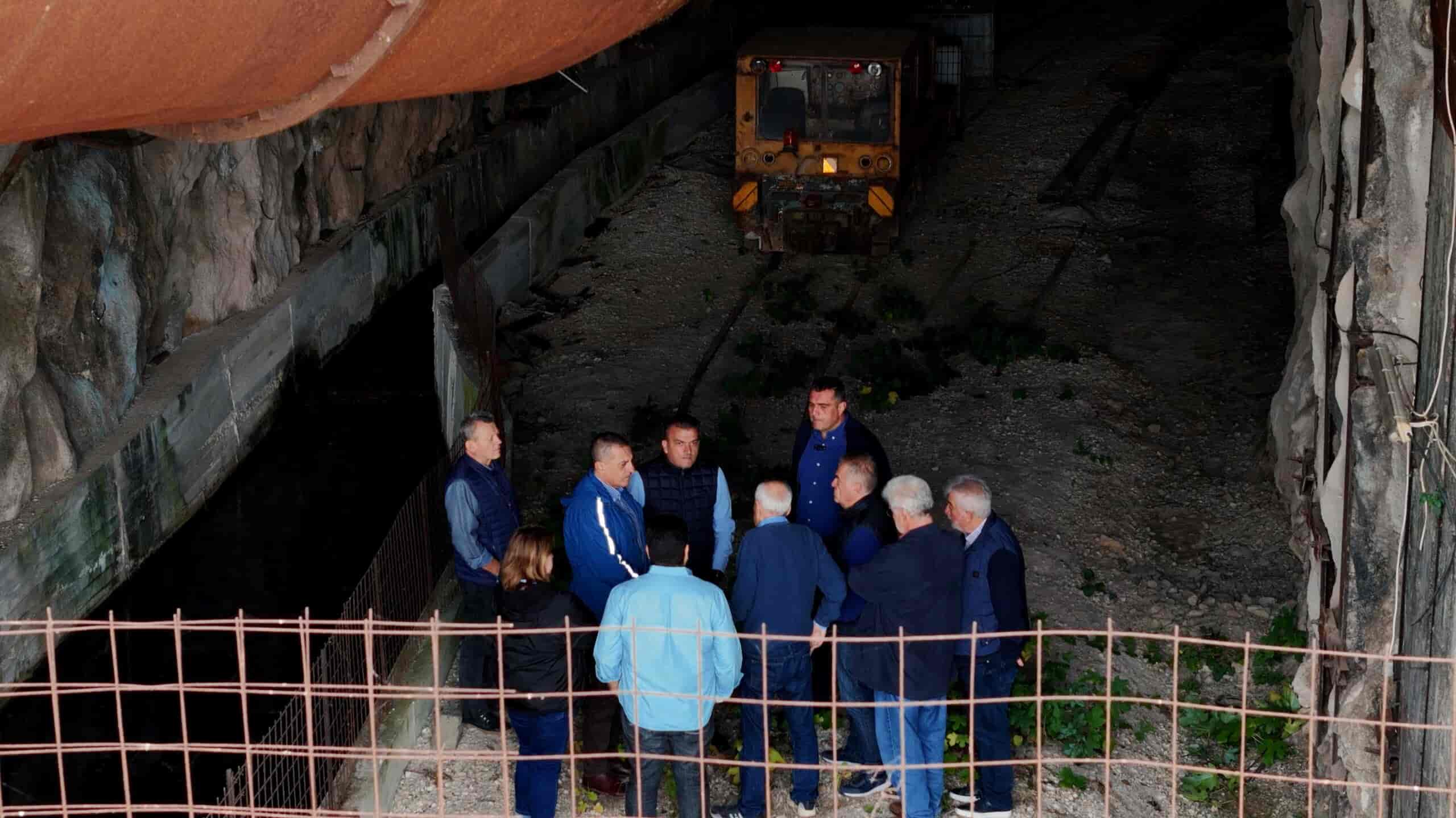 Αυτοψία Περιφερειάρχη Δ. Κουρέτα- Δημάρχου Λαρισαίων Αθ. Μαμάκου στα ημιτελή έργα του Αχελώου Στα ημιτελή έργα του Αχελώου περιόδευσαν ο Περιφερειάρχης Θεσσαλίας Δημήτρης Κουρέτας και ο Δήμαρχος Λαρισαίων Αθανάσιος Μαμάκος, συνοδεία κλιμακίου, όπου και διαπίστωσαν την εγκατάλειψη των σημαντικών για τη Θεσσαλία έργων, ενώ τονίστηκε η ανάγκη να επανεξετάσει η κυβέρνηση την τύχη τους, σε μια περίοδο στην οποία η Θεσσαλία έχει ανάγκη από νερό, αλλά και έργα αντιπλημμυρικής προστασίας. Πρώτος σταθμός της περιοδείας τους το Πευκόφυτο, στην έξοδο της σήραγγας μεταφοράς νερού στη Δρακότρυπα. Ακολούθησε αυτοψία στην είσοδο της σήραγγας μεταφοράς νερού στο Πετρωτό, συνολικού μήκους 17,5 km και τέλος οι κ.κ. Κουρέτας-Μαμάκος επισκέφθηκαν τα ημιτελή έργα του φράγματος Συκιάς. Το κλιμάκιο αποτελούνταν από τον Αντιπεριφερειάρχη ΠΕ Καρδίτσας Κώστα Τέλλιο, τον Συντονιστή του Κέντρου Πολιτικής Προστασίας Ηλία Λεοντάρη και τον σύμβουλο του Περιφερειάρχη στα θέματα υδάτων Κώστα Γκούμα. Υπενθυμίζεται ότι την Δευτέρα 21 Οκτωβρίου, στο κτίριο της Περιφέρειας (στην αίθουσα περιφερειακού συμβουλίου, Καλλισθένους και Θεοφράστου) στη Λάρισα, ο Περιφερειάρχης Θεσσαλίας Δημήτρης Κουρέτας συγκαλεί ανοιχτή σύσκεψη φορέων με θέμα το υδατικό πρόβλημα της Θεσσαλίας-Αχελώος. 