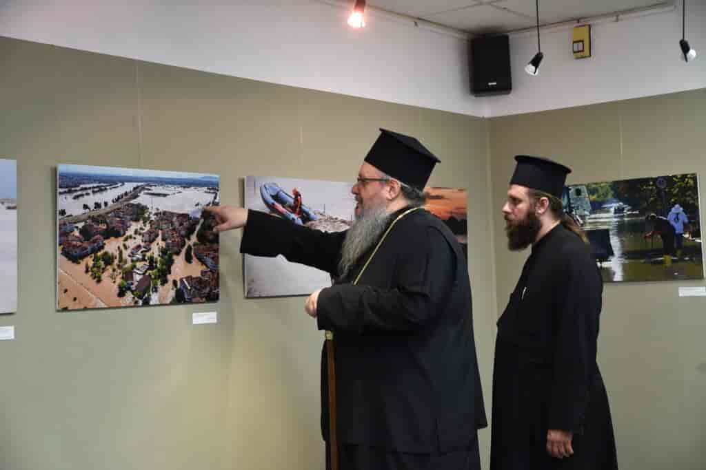 Ο Σεβασμιώτατος μητροπολίτης Λαρίσης και Τυρνάβου Ιερώνυμος επισκέφτηκε την έκθεση των Λαρισαίων φωτορεπόρτερ για την καταστροφική πλημμύρα που έπληξε την Θεσσαλία. Ξεναγήθηκε στη έκθεση και στάθηκε σε κάποιες εικόνες. Υπογράμμισε τον ρόλο της εκκλησίας στα συσσίτια των πλημμυροπαθών σε συνεργασία με την πυροσβεστική υπηρεσία και τις ομάδες διάσωσης στις πληγείσες περιοχές, όπως τον Αγιο Θωμά και τις Εργατικές κατοικίες Γιάννουλης. Λάρισα: Την έκθεση των Λαρισαίων φωτορεπόρτερ για τον “Daniel” επισκέφθηκε ο Μητροπολίτης Λαρίσης και Τυρνάβου Επίσης, στάθηκε στις εικόνες των εργατικών κατοικιών, όπου σκεπάστηκε εντελώς από το νερό ο ιερός ναός Αγίων Αποστόλων παθαίνοντας τεράστιες καταστροφές, όπως και οι κάτοικοι στην περιοχή. Στην εικόνα της Παναγίας στην Αγία Παρασκευή των Τεμπών, σχολίασε το γεγονός ότι αυτή βρέθηκε εντελώς άθικτη . Λάρισα: Την έκθεση των Λαρισαίων φωτορεπόρτερ για τον “Daniel” επισκέφθηκε ο Μητροπολίτης Λαρίσης και Τυρνάβου