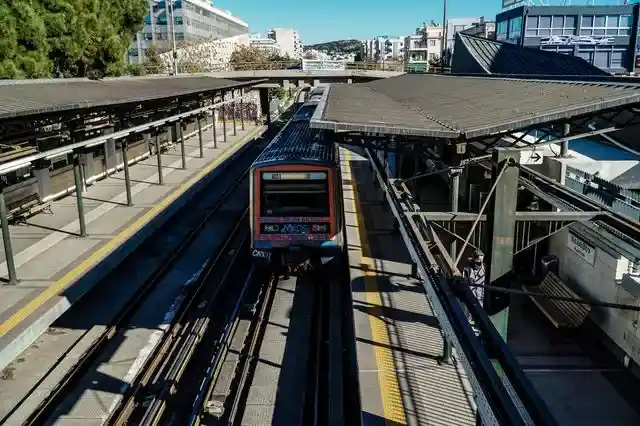 Νεκρός ο άντρας που έπεσε από πεζογέφυρα στις γραμμές του Ηλεκτρικού πριν το ΚΑΤ