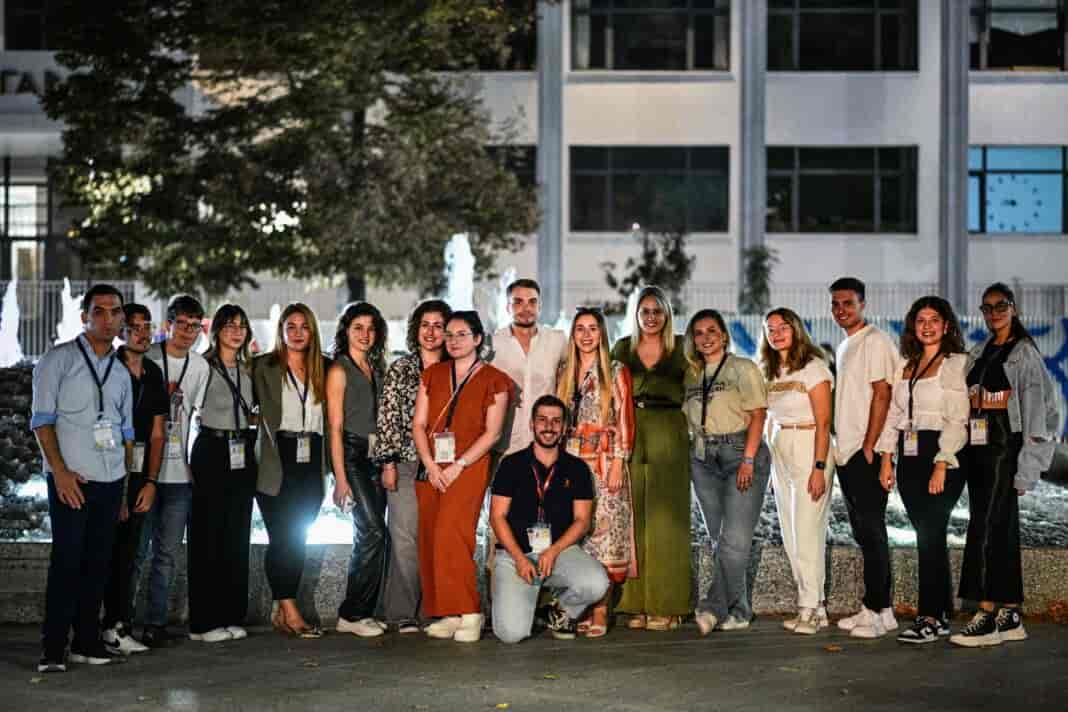 IMG_1213 Στην εκδήλωση του Δημοτικού Σχολείου Γόννων ο Δήμαρχος Τεμπών Γ. Μανώλης* Με αφορμή την Παγκόσμια Ημέρα Τρίτης Ηλικίας, ο Δήμαρχος Τεμπών Γιώργος Μανώλης είχε την τιμή να παραβρεθεί στην ιδιαίτερη εκδήλωση που διοργάνωσε το Δημοτικό Σχολείο Γόννων του Δήμου μας, την 1η Οκτωβρίου, τιμώντας τους ανθρώπους της Τρίτης Ηλικίας – τους ανθρώπους που με την προσφορά τους και τις εμπειρίες τους αποτελούν θεμέλιο για την πρόοδο της κοινωνίας μας. Η εκδήλωση, γεμάτη ζεστασιά και συγκίνηση, περιλάμβανε την παρουσίαση ενός μοναδικού δρώμενου από τους μαθητές του σχολείου, που ανέβηκαν στη σκηνή για να αναπαραστήσουν την καθημερινότητα της παλιάς σχολικής ζωής. Με λεπτομέρειες από την τότε αυστηρή αλλά πλούσια σε αξίες εκπαίδευση, τα παιδιά κατάφεραν να ξυπνήσουν αναμνήσεις στους ηλικιωμένους παρευρισκόμενους, οι οποίοι θυμήθηκαν τη μαθητική τους ζωή, γελώντας με τις σκανταλιές της εποχής και συγκινούμενοι από τις παλιές τους στιγμές. Ταυτόχρονα, στον χώρο του σχολείου λειτουργεί έκθεση με παλαιά θρανία, αντικείμενα και φωτογραφίες, η οποία επιτρέπει στους επισκέπτες να κάνουν ένα νοσταλγικό ταξίδι στον χρόνο, αναβιώνοντας τη σχολική καθημερινότητα που οι παλαιότερες γενιές βίωσαν. Οι παππούδες και οι γιαγιάδες του δήμου μας, μέσα από αυτή την έκθεση, βρήκαν έναν τρόπο να μοιραστούν τις μνήμες τους με τα εγγόνια τους, ενισχύοντας τις σχέσεις ανάμεσα στις γενιές. Ο Δήμαρχος κ. Μανώλης, σε δήλωσή του, ανέφερε: