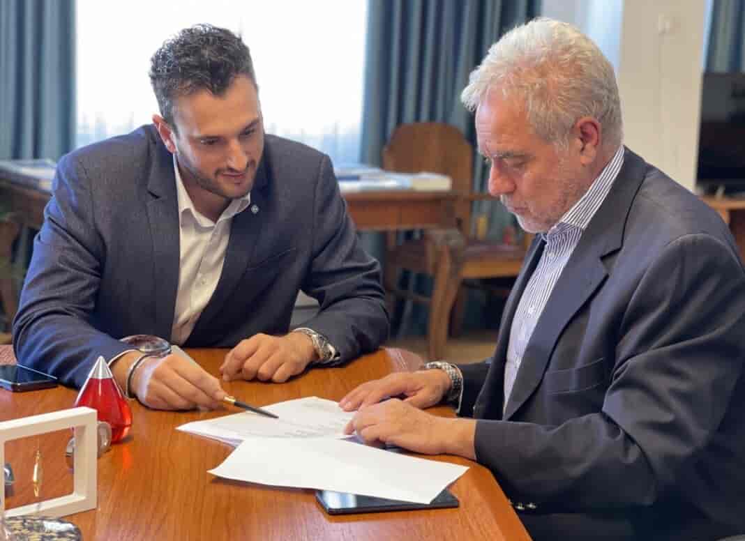 Τον Διοικητή της 5ης Υγειονομικής Περιφέρειας Θεσσαλίας και Στερεάς Ελλάδας, κ. Φώτη Σερέτη υποδέχθηκε σήμερα στο Δημαρχείο ο Δήμαρχος Τυρνάβου κ. Αστέριος Τσικριτσής.