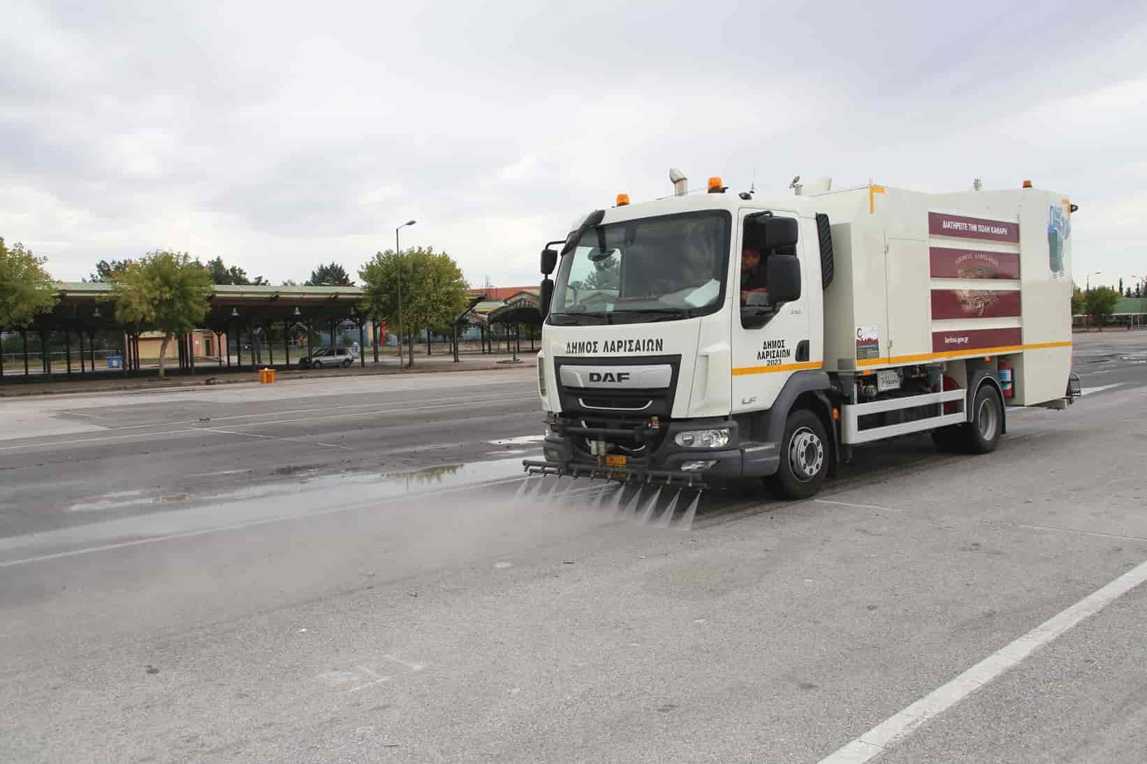 Εργασίες καθαριότητας στη Σκεπαστή Αγορά Νεάπολης, μετά το παζάρι, από τη Διεύθυνση Καθαριότητας και Ανακύκλωσης
