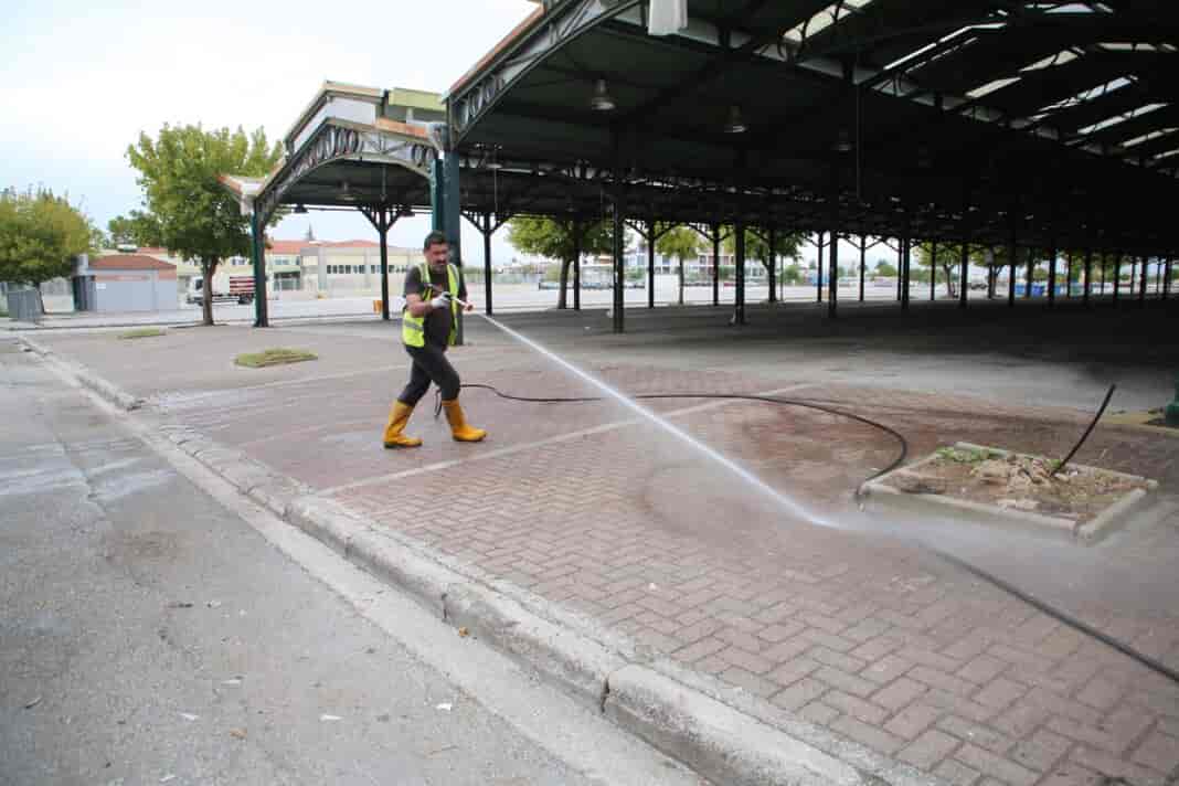 KAUARIOTHTA-NEAPOLH-PAZARI6 Εργασίες καθαριότητας στη Σκεπαστή Αγορά Νεάπολης, μετά το παζάρι, από τη Διεύθυνση Καθαριότητας και Ανακύκλωσης