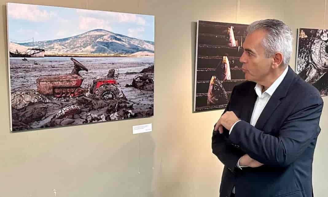 Μ. Χαρακόπουλος στην Έκθεση φωτογραφιών του Daniel: Οι φωτογραφίες της πλημμύρας ως τεκμήρια αλλά και αφορμή περισυλλογής