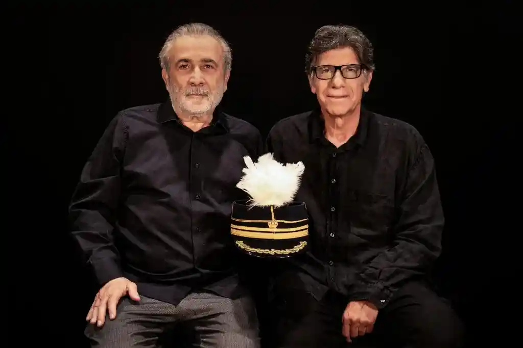 Ένας Ήρωας με Παντούφλες: Ο Γιάννης Μπέζος σκηνοθετεί τον Λάκη Λαζόπουλο