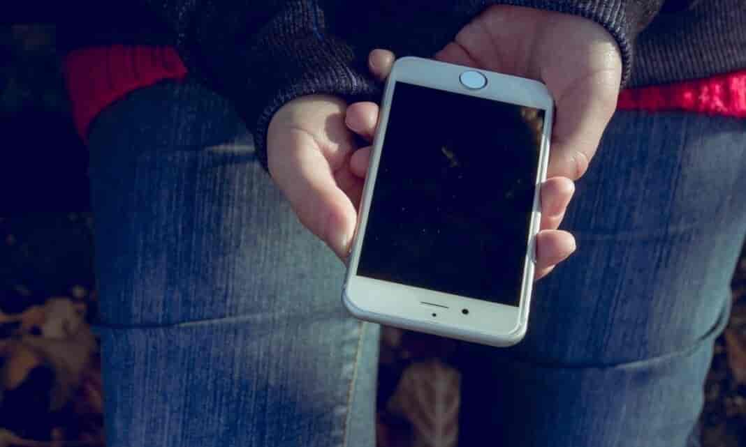 Κινητό εξερράγη κατά τη διάρκεια της φόρτισης
