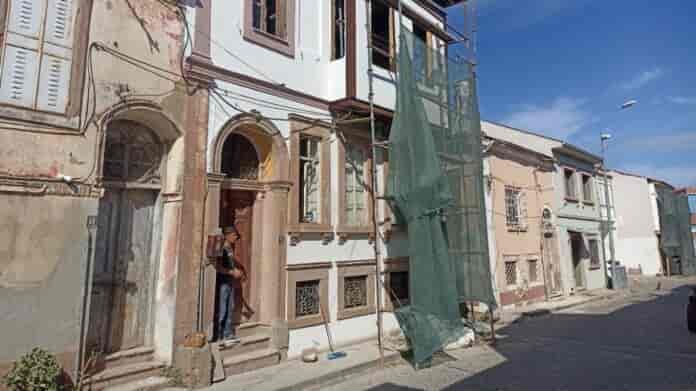 Ξεκίνησε η επισκευή του σπιτιού του Ηλία Βενέζη που κατέρρεε στο μικρασιατικό Αϊβαλί
