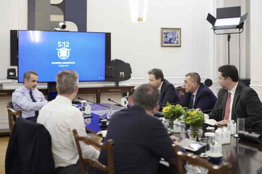 Σε σύσκεψη με τον Υπουργό Περιβάλλοντος και Ενέργειας Θόδωρο Σκυλακάκη, τον Γενικό Γραμματέα Φυσικού Περιβάλλοντος και Υδάτων Πέτρο Βαρελίδη και τον Περιφερειάρχη Θεσσαλίας Δημήτρη Κουρέτα προήδρευσε σήμερα ο Πρωθυπουργός Κυριάκος Μητσοτάκης. Στη σύσκεψη παρουσιάστηκαν τα επόμενα βήματα για τη στελέχωση της διοίκησης του νεοσυσταθέντος Οργανισμού Διαχείρισης Υδάτων Θεσσαλίας. Στο πλαίσιο της συνάντησης έγινε απολογισμός των αντιπλημμυρικών και αρδευτικών έργων που έχουν δρομολογηθεί, τόσο από την Περιφέρεια όσο και από την κεντρική διοίκηση, για το υδατικό διαμέρισμα της Θεσσαλίας. Ο Πρωθυπουργός είχε επίσης την ευκαιρία να συνομιλήσει με την υπό διορισμό νέα εκτελεστική διοίκηση του Οργανισμού, τον προτεινόμενο ως Πρόεδρο, Καθηγητή Νίκο Δέρκα, και τον προτεινόμενο ως Διευθύνοντα Σύμβουλο, Θανάση Μαρκινό. Ο Κυριάκος Μητσοτάκης ενημερώθηκε ακόμα για την κάλυψη των θέσεων Αντιπροέδρου και Αναπληρωτή Διευθύνοντος Συμβούλου, από την Ειρήνη Καραλαριώτου και τον Θανάση Κορκόβελο. Ο Πρωθυπουργός ζήτησε από την ηγεσία του Υπουργείου Περιβάλλοντος και Ενέργειας να προχωρήσουν τάχιστα οι διαδικασίες για τους διορισμούς και τη λειτουργία του ΟΔΥΘ. Με την ανάληψη των καθηκόντων της η νέα διοίκηση του ΟΔΥΘ θα βρεθεί σύντομα στη Θεσσαλία, προκειμένου να παρουσιάσει στους φορείς της περιοχής τα πρώτα βήματα του Οργανισμού καθώς και τα ζητήματα που αφορούν στην εφαρμογή του Σχεδίου Διαχείρισης Λεκανών Απορροής. Σύσκεψη υπό τον Πρωθυπουργό Κυριάκο Μητσοτάκη για τη στελέχωση του Οργανισμού Διαχείρισης Υδάτων Θεσσαλίας