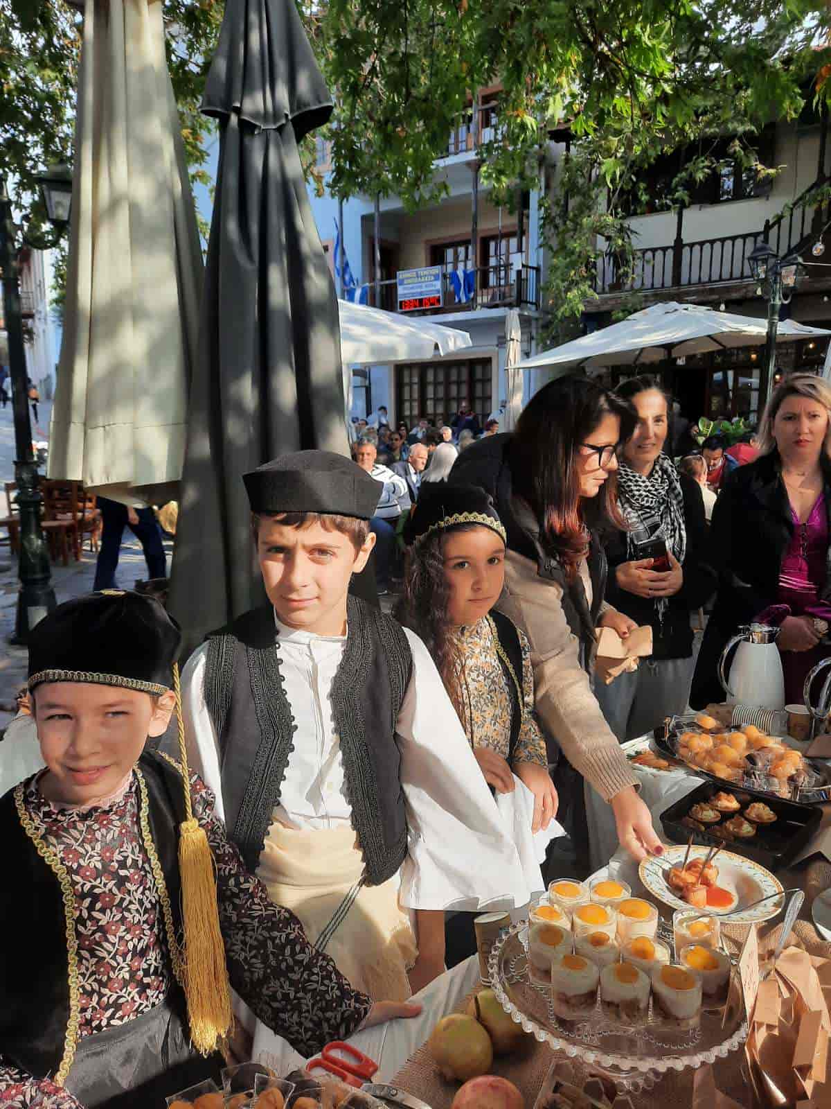 ΔΗΜΟΣ ΤΕΜΠΩΝ: Βούλιαξε από κόσμο η Πλατεία Αμπελακίων για τη Γιορτή
Κάστανου *

*Δήμαρχος Τεμπών: Οι Συνεργασίες φέρνουν θετικά αποτελέσματα*

Με μηνύματα αισιοδοξίας, προοπτικής και ενότητας ολοκληρώθηκε με επιτυχία η
6η Γιορτή Κάστανου, που διοργανώθηκε από τον Δήμο Τεμπών σε συνεργασία με
την Περιφέρεια Θεσσαλίας, τη Δημοτική Κοινότητα Αμπελακίων και τον Νέο
Αγροτικό Συνεταιρισμό Αμπελακίων. Η εκδήλωση προσέλκυσε πλήθος επισκεπτών
από την τοπική κοινότητα και άλλες περιοχές της Ελλάδας, αναδεικνύοντας την
πλούσια γαστρονομική παράδοση και τη φυσική ομορφιά της περιοχής.

Σκοπός της γιορτής ήταν η ανάδειξη και προβολή του κάστανου, ενός προϊόντος
υψηλής διατροφικής αξίας που αποτελεί σήμα - κατατεθέν των Αμπελακίων και
διακρίνεται για τα εξαιρετικά ποιοτικά χαρακτηριστικά του. Το διήμερο των
εκδηλώσεων, εκτός από την απόλαυση γευστικών εδεσμάτων και ψημένων
κάστανων, περιλάμβανε παρουσιάσεις, συζητήσεις και ψυχαγωγικές
δραστηριότητες.

Την πρώτη ημέρα της γιορτής, στην αίθουσα του Νέου Αγροτικού Συνεταιρισμού
Αμπελακίων, οι παρευρισκόμενοι παρακολούθησαν ενδιαφέρουσες διαλέξεις από
ειδικούς επιστήμονες, όπως την κα Αικατερίνη Σταματοπούλου, Προϊσταμένη του
Τμήματος Προστασίας Φυτών και Ποιοτικού και Φυτοϋγειονομικού Ελέγχου της
ΔΑΟ Π.Ε. Λάρισας, και τον κ. Φώτιο Τέκο, Διδάκτωρ Βιοχημείας και
Διευθύνοντα Σύμβουλο της FoodOxys. Οι ομιλίες εστίασαν στην ανάγκη της
μεταποίησης του κάστανου για αύξηση της υπεραξίας του και στην ανάλυση των
θρεπτικών χαρακτηριστικών του.

Η δεύτερη ημέρα της γιορτής ήταν αφιερωμένη στις παραδόσεις και τα έθιμα
της περιοχής, με την εορτή της Ανακομιδής των Ιερών Λειψάνων του Αγίου
Γεωργίου του Μεγαλομάρτυρα να προσδίδει θρησκευτική χροιά στη γιορτή. Μετά
τη Θεία Λειτουργία, οι κάτοικοι και οι επισκέπτες συγκεντρώθηκαν στην
πλατεία των Αμπελακίων, όπου ο Ιερέας του χωριού ευλόγησε τη γιορτή,
μεταφέροντας τις ευχές του Σεπτού μας Μητροπολίτη Λαρίσης και Τυρνάβου κ.
Ιερωνύμου.

Ιδιαίτερο ενδιαφέρον προκάλεσε ο διαγωνισμός γευσιγνωσίας, που ανέδειξε τη
δημιουργικότητα των συμμετεχόντων, ενηλίκων και ανηλίκων ενώ το κοινό
απόλαυσε ψημένα κάστανα και γλυκίσματα από κάστανο που προσέφερε ο Νέος
Αγροτικός Συνεταιρισμός Αμπελακίων, καθώς και παραδοσιακούς χορούς από τα
χορευτικά τμήματα της Μανιάρειου Σχολής Αμπελακίων και του φιλοξενούμενου
ΚΑΠΗ Θήβας. Η παραδοσιακή ορχήστρα, με τις ζωντανές εκτελέσεις της, χάρισε
στιγμές κεφιού και χορού στους παρευρισκόμενους μέχρι αργά το απόγευμα.

 Στον χαιρετισμό του, ο Δήμαρχος Τεμπών, κ. Γιώργος Μανώλης, τόνισε τη
σημασία της συνεργασίας μεταξύ παραγωγών και τοπικών Αρχών για την προώθηση
της γεωργικής παραγωγής και την υποστήριξη της τοπικής οικονομίας. Ο κ.
Μανώλης ευχαρίστησε ιδιαίτερα τον Υφυπουργό Αγροτικής Ανάπτυξης και
Τροφίμων, κ. Κέλλα, για την ενίσχυση των καστανοπαραγωγών μέσω του
προγράμματος «de minimis» και τον Περιφερειάρχη Θεσσαλίας, κ. Κουρέτα, για
τη συνεχή υποστήριξή του σε δράσεις που ωφελούν τους αγρότες. «Η συνεργασία
μας με την Περιφέρεια Θεσσαλίας είναι καθοριστική για την ενίσχυση της
τοπικής οικονομίας και τη βελτίωση των συνθηκών για τους αγρότες μας. Μαζί,
μπορούμε να αντιμετωπίσουμε τις προκλήσεις και να αξιοποιήσουμε τις
ευκαιρίες που παρουσιάζονται», δήλωσε χαρακτηριστικά ο κ. Μανώλης.

Επίσης, χαιρετισμούς απηύθυναν ο Υφυπουργός Αγροτικής Ανάπτυξης και
Τροφίμων κ. Χρήστος Κέλλας, η Βουλετής ΚΙΝΑΛ-ΠΑΣΟΚ Π.Ε. Λάρισας κα
Ευαγγελία Λιακούλη, η Αντιπεριφερειάρχης Π.Ε. Λάρισας κα Μαρία Γαλλιού,  ο
Θεματικός Αντιπεριφερειάρχης  Πρωτογενούς Τομέα και Αγροτικής Οικονομίας κ.
Δημήτρης Τσέτσιλας, η επικεφαλής της Λαϊκής Συσπείρωσης Τεμπών κα Μαρία
Κωστή, και ο Πρόεδρος του Νέου Αγροτικού Συνεταιρισμού Αμπελακίων κ.
Ευθύμιος Καζαντζής. Επίσης μήνυμα έστειλαν οι Βουλευτές της Π.Ε. Λάρισας
κ.κ. Μάξιμος Χαρακόλπουλος Ν.Δ. και Βασίλης Κόκκαλης ΣΥΡΙΖΑ.

Στην εκδήλωση παρευρέθηκαν, επίσης, ο Πρόεδρος του Δημοτικού Συμβουλίου
Τεμπών, κ. Μιχάλης Λίταινας, οι Αντιδήμαρχοι κ. κ. Παναγιώτης Γκατζόγιας,
Νίκος Μητσογιάννης,  Γιώργος Νικολάου και Γιώργος Σολωμός, η δημοτική
σύμβουλος κα Ζωή Σαραντοπούλου – Παρίση, ο Πρόεδρος της Δημοτικής
Κοινότητας Αμπελακίων κ. Γιάννης Ταζές, ο σύμβουλος της δημοτικής
κοινότητας Αμπελακίων κ. Κώστας Τσεργάς, ο σύμβουλος της δημοτικής
κοινότητας Κρανιάς κ. Απόστολος Μπουρουζίκας  καθώς και εκπρόσωποι τοπικών
φορέων.

Η επιτυχημένη διοργάνωση της 6ης Γιορτής Κάστανου απέδειξε για άλλη μια
φορά πως η συνεργασία και η κοινή προσπάθεια μπορούν να οδηγήσουν σε
εξαιρετικά αποτελέσματα για την τοπική κοινωνία και οικονομία.

Την επιμέλεια της παρουσίασης της γιορτής είχε η κα Ελένη Σολωμού.