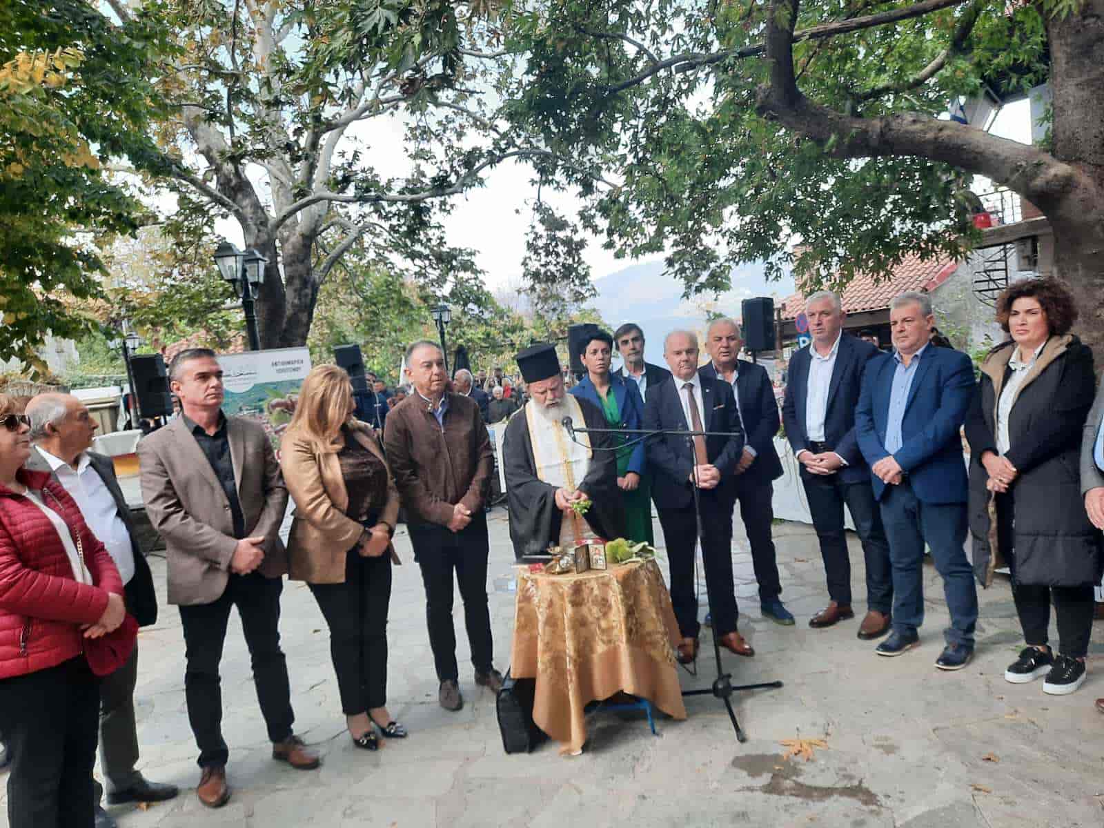 ΔΗΜΟΣ ΤΕΜΠΩΝ: Βούλιαξε από κόσμο η Πλατεία Αμπελακίων για τη Γιορτή
Κάστανου *

*Δήμαρχος Τεμπών: Οι Συνεργασίες φέρνουν θετικά αποτελέσματα*

Με μηνύματα αισιοδοξίας, προοπτικής και ενότητας ολοκληρώθηκε με επιτυχία η
6η Γιορτή Κάστανου, που διοργανώθηκε από τον Δήμο Τεμπών σε συνεργασία με
την Περιφέρεια Θεσσαλίας, τη Δημοτική Κοινότητα Αμπελακίων και τον Νέο
Αγροτικό Συνεταιρισμό Αμπελακίων. Η εκδήλωση προσέλκυσε πλήθος επισκεπτών
από την τοπική κοινότητα και άλλες περιοχές της Ελλάδας, αναδεικνύοντας την
πλούσια γαστρονομική παράδοση και τη φυσική ομορφιά της περιοχής.

Σκοπός της γιορτής ήταν η ανάδειξη και προβολή του κάστανου, ενός προϊόντος
υψηλής διατροφικής αξίας που αποτελεί σήμα - κατατεθέν των Αμπελακίων και
διακρίνεται για τα εξαιρετικά ποιοτικά χαρακτηριστικά του. Το διήμερο των
εκδηλώσεων, εκτός από την απόλαυση γευστικών εδεσμάτων και ψημένων
κάστανων, περιλάμβανε παρουσιάσεις, συζητήσεις και ψυχαγωγικές
δραστηριότητες.

Την πρώτη ημέρα της γιορτής, στην αίθουσα του Νέου Αγροτικού Συνεταιρισμού
Αμπελακίων, οι παρευρισκόμενοι παρακολούθησαν ενδιαφέρουσες διαλέξεις από
ειδικούς επιστήμονες, όπως την κα Αικατερίνη Σταματοπούλου, Προϊσταμένη του
Τμήματος Προστασίας Φυτών και Ποιοτικού και Φυτοϋγειονομικού Ελέγχου της
ΔΑΟ Π.Ε. Λάρισας, και τον κ. Φώτιο Τέκο, Διδάκτωρ Βιοχημείας και
Διευθύνοντα Σύμβουλο της FoodOxys. Οι ομιλίες εστίασαν στην ανάγκη της
μεταποίησης του κάστανου για αύξηση της υπεραξίας του και στην ανάλυση των
θρεπτικών χαρακτηριστικών του.

Η δεύτερη ημέρα της γιορτής ήταν αφιερωμένη στις παραδόσεις και τα έθιμα
της περιοχής, με την εορτή της Ανακομιδής των Ιερών Λειψάνων του Αγίου
Γεωργίου του Μεγαλομάρτυρα να προσδίδει θρησκευτική χροιά στη γιορτή. Μετά
τη Θεία Λειτουργία, οι κάτοικοι και οι επισκέπτες συγκεντρώθηκαν στην
πλατεία των Αμπελακίων, όπου ο Ιερέας του χωριού ευλόγησε τη γιορτή,
μεταφέροντας τις ευχές του Σεπτού μας Μητροπολίτη Λαρίσης και Τυρνάβου κ.
Ιερωνύμου.

Ιδιαίτερο ενδιαφέρον προκάλεσε ο διαγωνισμός γευσιγνωσίας, που ανέδειξε τη
δημιουργικότητα των συμμετεχόντων, ενηλίκων και ανηλίκων ενώ το κοινό
απόλαυσε ψημένα κάστανα και γλυκίσματα από κάστανο που προσέφερε ο Νέος
Αγροτικός Συνεταιρισμός Αμπελακίων, καθώς και παραδοσιακούς χορούς από τα
χορευτικά τμήματα της Μανιάρειου Σχολής Αμπελακίων και του φιλοξενούμενου
ΚΑΠΗ Θήβας. Η παραδοσιακή ορχήστρα, με τις ζωντανές εκτελέσεις της, χάρισε
στιγμές κεφιού και χορού στους παρευρισκόμενους μέχρι αργά το απόγευμα.

 Στον χαιρετισμό του, ο Δήμαρχος Τεμπών, κ. Γιώργος Μανώλης, τόνισε τη
σημασία της συνεργασίας μεταξύ παραγωγών και τοπικών Αρχών για την προώθηση
της γεωργικής παραγωγής και την υποστήριξη της τοπικής οικονομίας. Ο κ.
Μανώλης ευχαρίστησε ιδιαίτερα τον Υφυπουργό Αγροτικής Ανάπτυξης και
Τροφίμων, κ. Κέλλα, για την ενίσχυση των καστανοπαραγωγών μέσω του
προγράμματος «de minimis» και τον Περιφερειάρχη Θεσσαλίας, κ. Κουρέτα, για
τη συνεχή υποστήριξή του σε δράσεις που ωφελούν τους αγρότες. «Η συνεργασία
μας με την Περιφέρεια Θεσσαλίας είναι καθοριστική για την ενίσχυση της
τοπικής οικονομίας και τη βελτίωση των συνθηκών για τους αγρότες μας. Μαζί,
μπορούμε να αντιμετωπίσουμε τις προκλήσεις και να αξιοποιήσουμε τις
ευκαιρίες που παρουσιάζονται», δήλωσε χαρακτηριστικά ο κ. Μανώλης.

Επίσης, χαιρετισμούς απηύθυναν ο Υφυπουργός Αγροτικής Ανάπτυξης και
Τροφίμων κ. Χρήστος Κέλλας, η Βουλετής ΚΙΝΑΛ-ΠΑΣΟΚ Π.Ε. Λάρισας κα
Ευαγγελία Λιακούλη, η Αντιπεριφερειάρχης Π.Ε. Λάρισας κα Μαρία Γαλλιού,  ο
Θεματικός Αντιπεριφερειάρχης  Πρωτογενούς Τομέα και Αγροτικής Οικονομίας κ.
Δημήτρης Τσέτσιλας, η επικεφαλής της Λαϊκής Συσπείρωσης Τεμπών κα Μαρία
Κωστή, και ο Πρόεδρος του Νέου Αγροτικού Συνεταιρισμού Αμπελακίων κ.
Ευθύμιος Καζαντζής. Επίσης μήνυμα έστειλαν οι Βουλευτές της Π.Ε. Λάρισας
κ.κ. Μάξιμος Χαρακόλπουλος Ν.Δ. και Βασίλης Κόκκαλης ΣΥΡΙΖΑ.

Στην εκδήλωση παρευρέθηκαν, επίσης, ο Πρόεδρος του Δημοτικού Συμβουλίου
Τεμπών, κ. Μιχάλης Λίταινας, οι Αντιδήμαρχοι κ. κ. Παναγιώτης Γκατζόγιας,
Νίκος Μητσογιάννης,  Γιώργος Νικολάου και Γιώργος Σολωμός, η δημοτική
σύμβουλος κα Ζωή Σαραντοπούλου – Παρίση, ο Πρόεδρος της Δημοτικής
Κοινότητας Αμπελακίων κ. Γιάννης Ταζές, ο σύμβουλος της δημοτικής
κοινότητας Αμπελακίων κ. Κώστας Τσεργάς, ο σύμβουλος της δημοτικής
κοινότητας Κρανιάς κ. Απόστολος Μπουρουζίκας  καθώς και εκπρόσωποι τοπικών
φορέων.

Η επιτυχημένη διοργάνωση της 6ης Γιορτής Κάστανου απέδειξε για άλλη μια
φορά πως η συνεργασία και η κοινή προσπάθεια μπορούν να οδηγήσουν σε
εξαιρετικά αποτελέσματα για την τοπική κοινωνία και οικονομία.

Την επιμέλεια της παρουσίασης της γιορτής είχε η κα Ελένη Σολωμού.