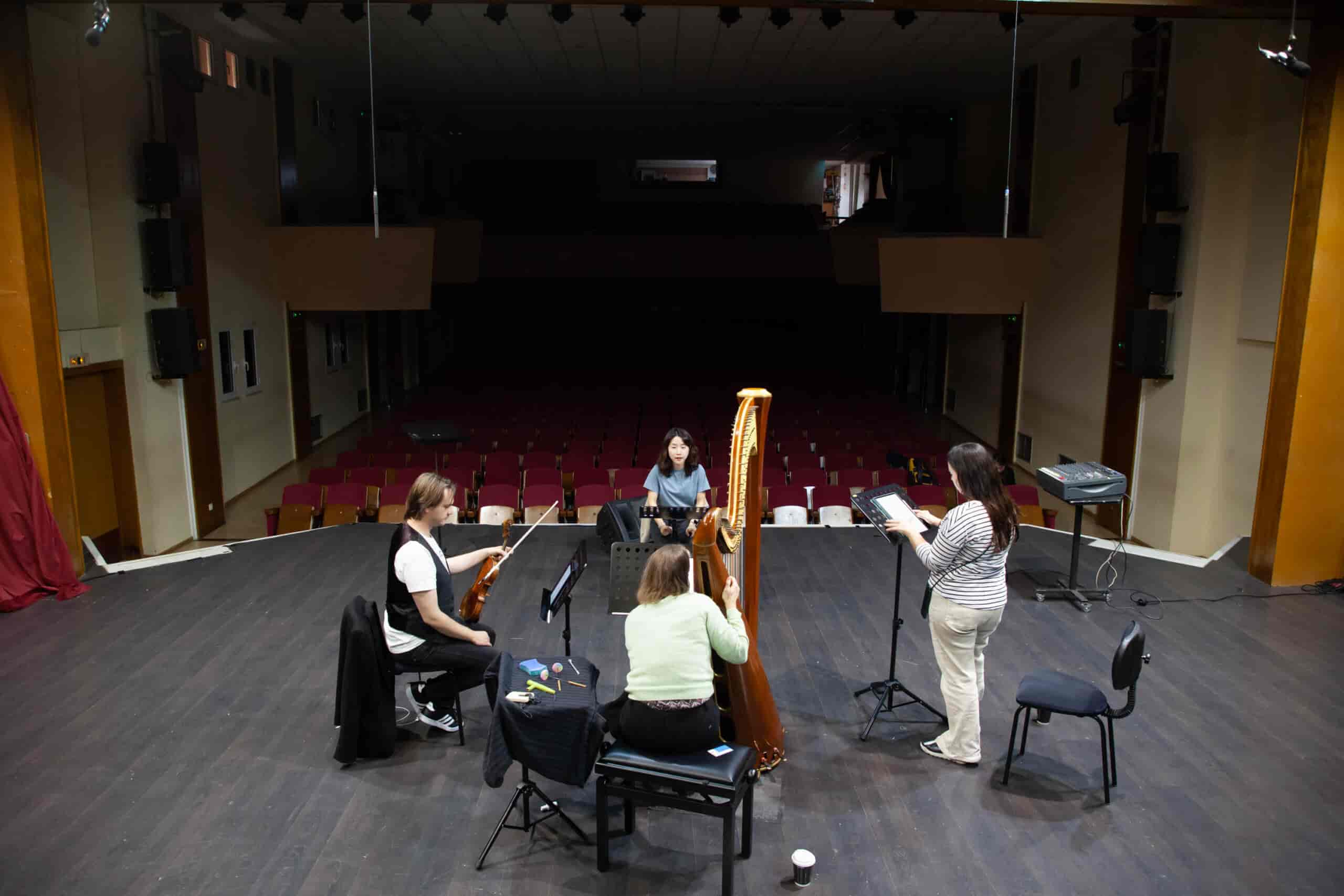 Η Λάρισα Υποδέχεται τη Σύγχρονη Μουσική: 'outHEAR New Music Week' σήμερα το βράδυ στο Δ.Ω.Λ.
Μία μοναδική συναυλία με ελεύθερη είσοδο, θα έχουν τη ευκαιρία να παρακολουθήσουν σήμερα στις 20:00 στην αίθουσα συναυλιών του Δημοτικού Ωδείου Λάρισας, οι φίλοι της μουσικής με έργα συνθετών όπως οι Vasiliki Kourti-Papamoustou, Xiaofeng Jiang, Rotem Eylam, Pavlos Katsivelis, Evans Koçja και Emanuele Savagnone μέσα από τις ερμηνείες των κορυφαίων μουσικών Gerald Preinfalk (σαξόφωνα), Dácil Guerra Guzmán (κλαρινέτο) και Maria Iaiza (πιάνο).
Η Λάρισα βιώνει τον κόσμο της σύγχρονης μουσικής με το φεστιβάλ “outHEAR New Music Week”, που λαμβάνει χώρα εδώ και λίγες ημέρες στο Δ.Ω.Λ., αναδεικνύοντας συνθέτες και μουσικούς από όλο τον κόσμο, οι οποίοι θα προσφέρουν στο κοινό την ευκαιρία να βιώσει πρωτοποριακούς ήχους και μοναδικές μουσικές εμπειρίες.
Ο ιδρυτής του φεστιβάλ, Χρήστος Λενούτσος, διευθυντής του Δημοτικού Ωδείου Λάρισας, περιγράφει τη διοργάνωση ως «ένα ασταμάτητο ταξίδι, γεμάτο ήχους που ενώνουν ανθρώπους, ιδέες και πολιτισμούς». Μαζί του, οι διακεκριμένοι συνθέτες Δημήτρης Παπαγεωργίου (καθηγητής σύνθεσης ΑΠΘ) και Ορέστης Τουφεκτσής (καθηγητής σύνθεσης Πανεπιστήμιο Μουσικής Γκρατς), αλλά και ο βιολίστας Δημήτρης Πολυζωίδης (ιδρυτικό μέλος “Klangforum Wien) συνθέτουν την καλλιτεχνική διεύθυνση του φεστιβάλ, αναδεικνύοντας τη Λάρισα σε διεθνές κέντρο μουσικής και πολιτισμού.
Κορυφαίο γεγονός του φεστιβάλ είναι η συνεργασία με το διάσημο σύνολο σύγχρονης μουσικής "Klangforum Wien", που θα ερμηνεύσει ζωντανά έργα συνθετών από κάθε γωνιά του κόσμου, δημιουργώντας μια ανεπανάληπτη μουσική εμπειρία για το κοινό της πόλης.
Οι συναυλίες θα συνεχιστούν όλο το Σαββατοκύριακο 9 και 10 Νοεμβρίου.
Το “outHEAR New Music Week” δεν είναι απλά ένα μουσικό φεστιβάλ· είναι μια γιορτή της σύγχρονης σύνθεσης και ένας χώρος με νέες μουσικές εμπειρίες. Με την υποστήριξη του Δημοτικού Ωδείου Λάρισας, της Αντιδημαρχίας Πολιτισμού, του Πανεπιστημίου Μουσικής Γκρατς και της Αυστριακής Πρεσβείας Αθηνών, η Λάρισα μετατρέπεται σε κέντρο διεθνών καλλιτεχνικών ανταλλαγών, δίνοντας νέα πνοή στη σύγχρονη μουσική, εμπνέοντας τους νέους μέσα από τον παλμό της καλλιτεχνικής δημιουργίας.