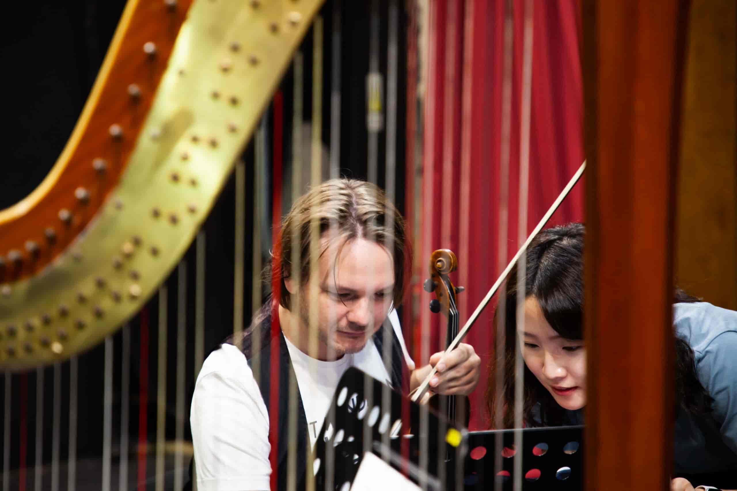 Η Λάρισα Υποδέχεται τη Σύγχρονη Μουσική: 'outHEAR New Music Week' σήμερα το βράδυ στο Δ.Ω.Λ.
Μία μοναδική συναυλία με ελεύθερη είσοδο, θα έχουν τη ευκαιρία να παρακολουθήσουν σήμερα στις 20:00 στην αίθουσα συναυλιών του Δημοτικού Ωδείου Λάρισας, οι φίλοι της μουσικής με έργα συνθετών όπως οι Vasiliki Kourti-Papamoustou, Xiaofeng Jiang, Rotem Eylam, Pavlos Katsivelis, Evans Koçja και Emanuele Savagnone μέσα από τις ερμηνείες των κορυφαίων μουσικών Gerald Preinfalk (σαξόφωνα), Dácil Guerra Guzmán (κλαρινέτο) και Maria Iaiza (πιάνο).
Η Λάρισα βιώνει τον κόσμο της σύγχρονης μουσικής με το φεστιβάλ “outHEAR New Music Week”, που λαμβάνει χώρα εδώ και λίγες ημέρες στο Δ.Ω.Λ., αναδεικνύοντας συνθέτες και μουσικούς από όλο τον κόσμο, οι οποίοι θα προσφέρουν στο κοινό την ευκαιρία να βιώσει πρωτοποριακούς ήχους και μοναδικές μουσικές εμπειρίες.
Ο ιδρυτής του φεστιβάλ, Χρήστος Λενούτσος, διευθυντής του Δημοτικού Ωδείου Λάρισας, περιγράφει τη διοργάνωση ως «ένα ασταμάτητο ταξίδι, γεμάτο ήχους που ενώνουν ανθρώπους, ιδέες και πολιτισμούς». Μαζί του, οι διακεκριμένοι συνθέτες Δημήτρης Παπαγεωργίου (καθηγητής σύνθεσης ΑΠΘ) και Ορέστης Τουφεκτσής (καθηγητής σύνθεσης Πανεπιστήμιο Μουσικής Γκρατς), αλλά και ο βιολίστας Δημήτρης Πολυζωίδης (ιδρυτικό μέλος “Klangforum Wien) συνθέτουν την καλλιτεχνική διεύθυνση του φεστιβάλ, αναδεικνύοντας τη Λάρισα σε διεθνές κέντρο μουσικής και πολιτισμού.
Κορυφαίο γεγονός του φεστιβάλ είναι η συνεργασία με το διάσημο σύνολο σύγχρονης μουσικής "Klangforum Wien", που θα ερμηνεύσει ζωντανά έργα συνθετών από κάθε γωνιά του κόσμου, δημιουργώντας μια ανεπανάληπτη μουσική εμπειρία για το κοινό της πόλης.
Οι συναυλίες θα συνεχιστούν όλο το Σαββατοκύριακο 9 και 10 Νοεμβρίου.
Το “outHEAR New Music Week” δεν είναι απλά ένα μουσικό φεστιβάλ· είναι μια γιορτή της σύγχρονης σύνθεσης και ένας χώρος με νέες μουσικές εμπειρίες. Με την υποστήριξη του Δημοτικού Ωδείου Λάρισας, της Αντιδημαρχίας Πολιτισμού, του Πανεπιστημίου Μουσικής Γκρατς και της Αυστριακής Πρεσβείας Αθηνών, η Λάρισα μετατρέπεται σε κέντρο διεθνών καλλιτεχνικών ανταλλαγών, δίνοντας νέα πνοή στη σύγχρονη μουσική, εμπνέοντας τους νέους μέσα από τον παλμό της καλλιτεχνικής δημιουργίας.