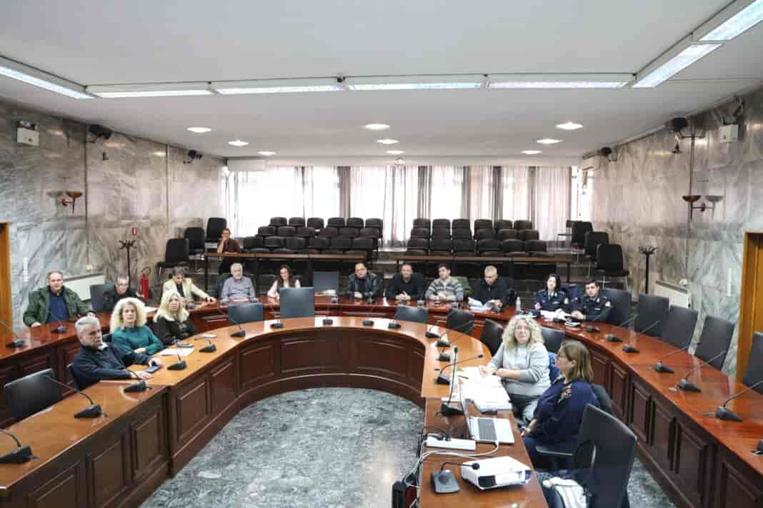 Σύμπνοια φορέων για την Ελεγχόμενη Στάθμευση στον Δήμο Λαρισαίων - Αδήριτη ανάγκη η άμεση εφαρμογή του συστήματος επισημάνθηκε σε διαβούλευση στο Δημαρχείο Λάρισας