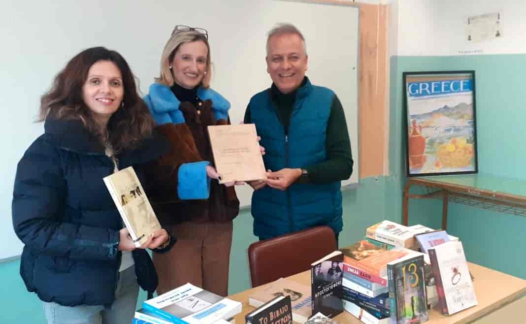 Το ΠΟΚΕΛ πρόσφερε βιβλία στο 2ο Γυμνάσιο Φαρσάλων.
