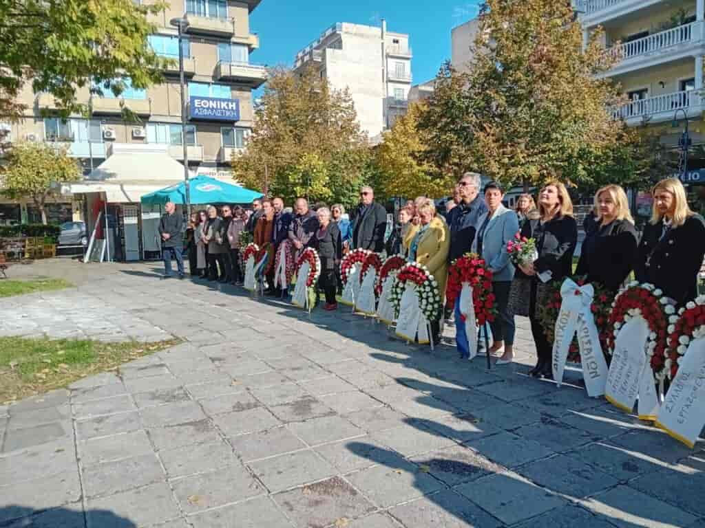 Την 51η επέτειο εξέγερσης του Πολυτεχνείου τίμησε σήμερα το πρωί στην Πλατεία Ρήγα Φεραίου (πρώην Νομαρχίας) το Ν.Τ. της ΑΔΕΔΥ ν. Λάρισας