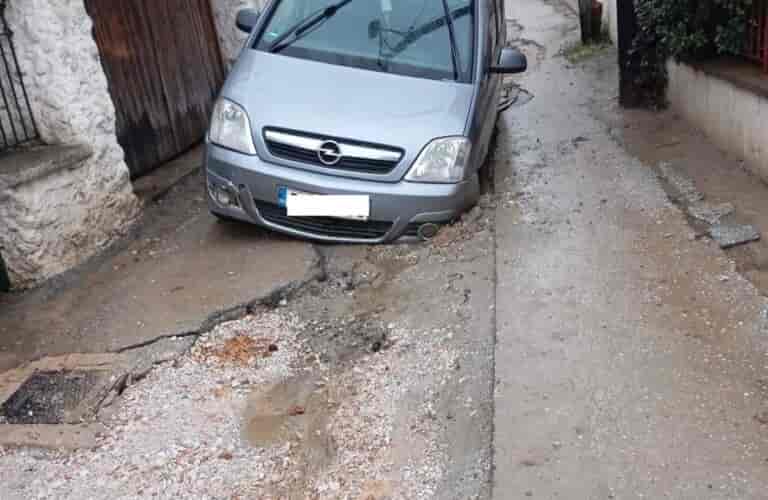 gonn_kathizisi-768x500 Γόννοι Λάρισας: Αυτοκίνητα “βούλιαξαν” λόγω έργων και βροχόπτωσης