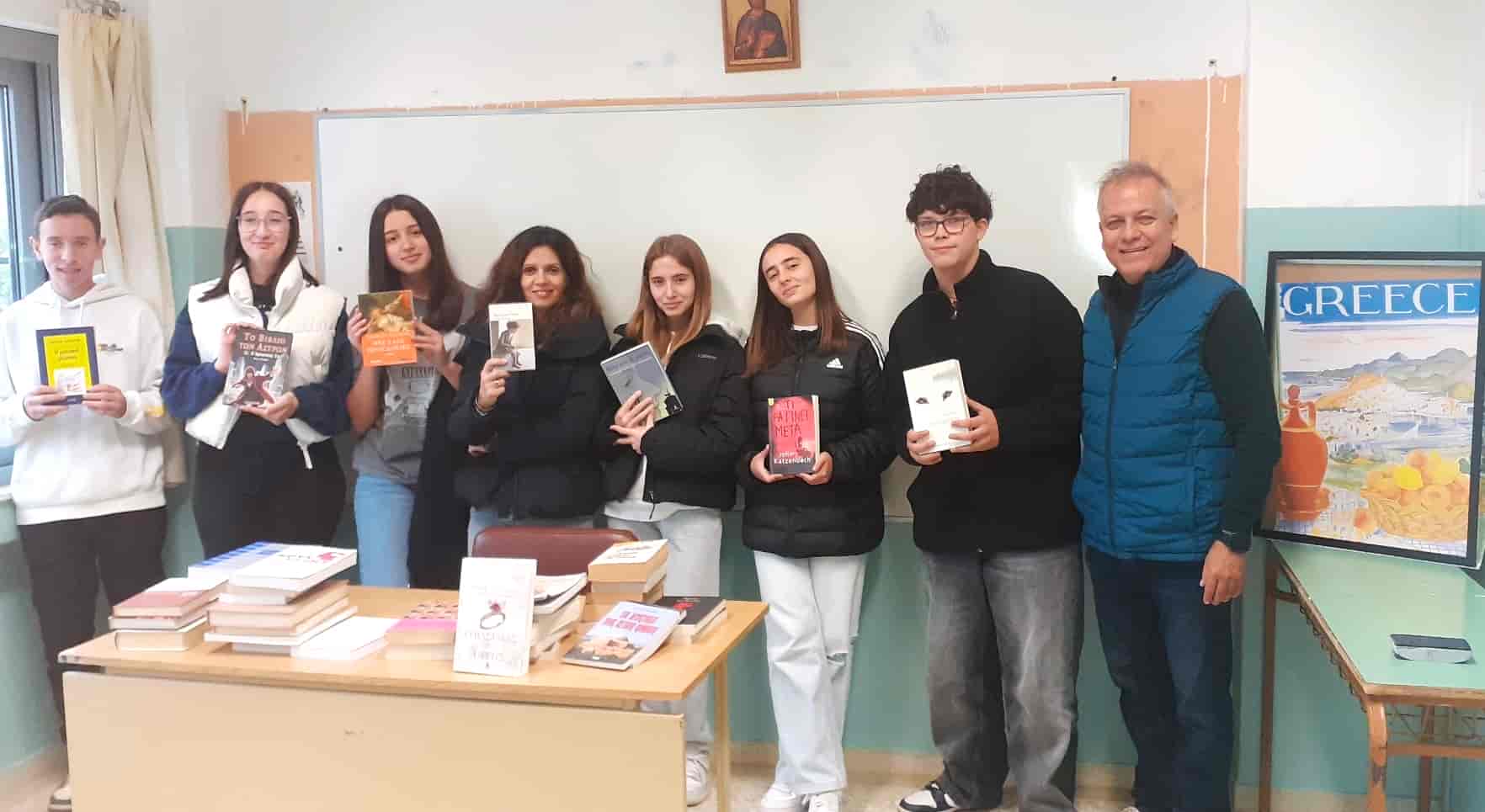 Το ΠΟΚΕΛ πρόσφερε βιβλία στο 2ο Γυμνάσιο Φαρσάλων.