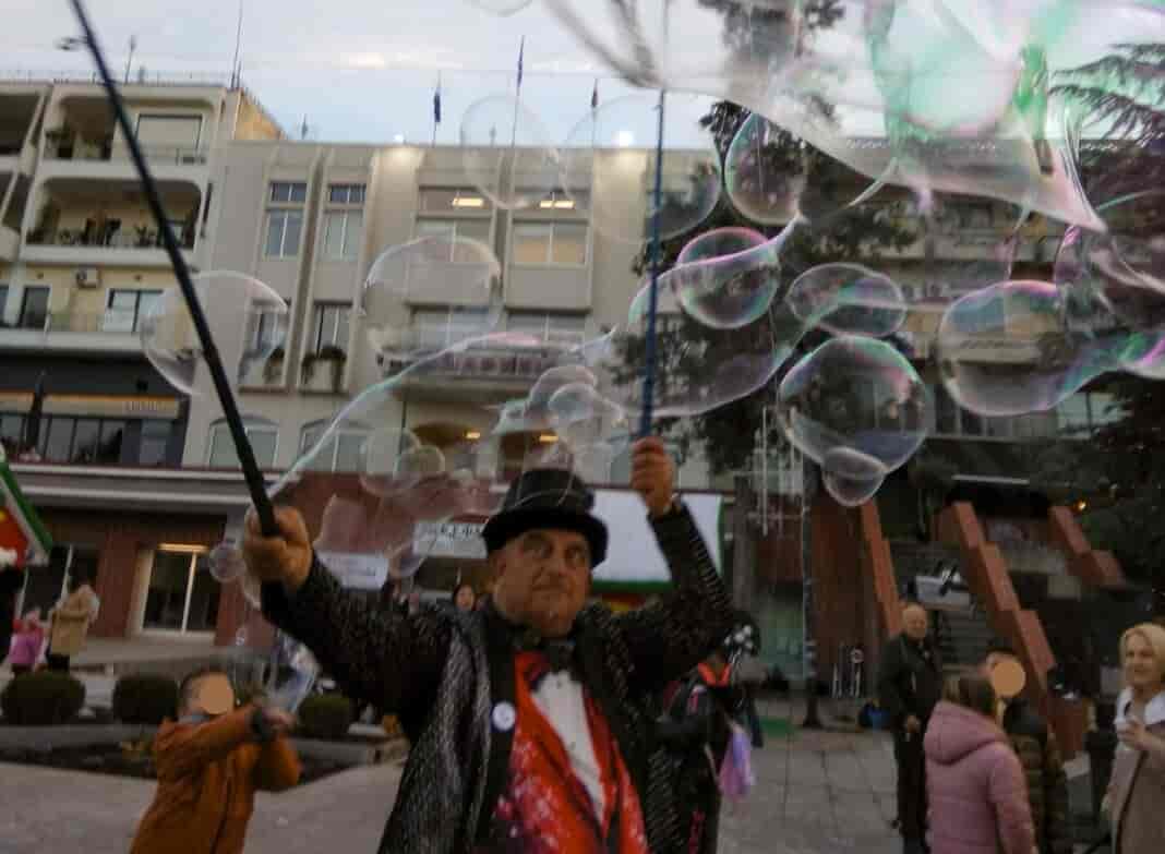 0-02-05-391cd688bb2a3136a2016b9bfe66ec5441f52fbcd157ad529a8f202dfa898c10_21eb14d86d5 Σε Χριστουγεννιάτικη παραμυθοχώρα μετατράπηκε το κέντρο των Φαρσάλων