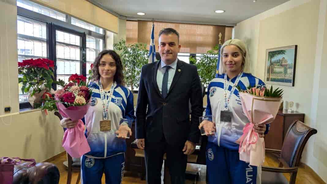 Με τις Λαρισαίες πρωταθλήτριες του Muay Thai, Ιωάννα–Μαρία Σιαβάλα και Χριστίνα Καρκαντού, ο Θανάσης Μαμάκος