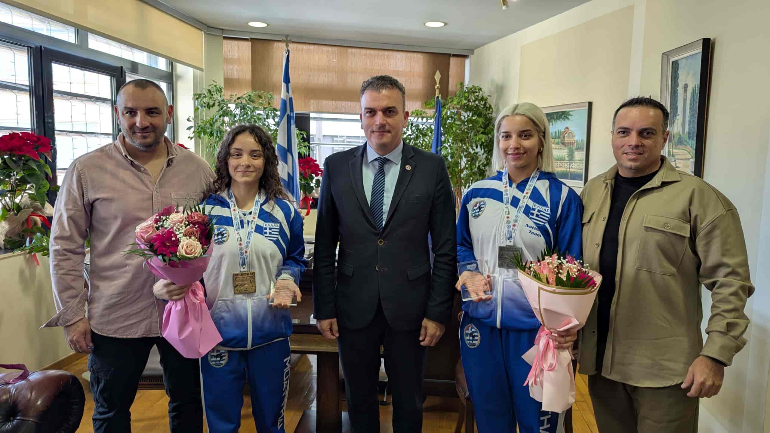 Με τις Λαρισαίες πρωταθλήτριες του Muay Thai, Ιωάννα–Μαρία Σιαβάλα και Χριστίνα Καρκαντού, ο Θανάσης Μαμάκος