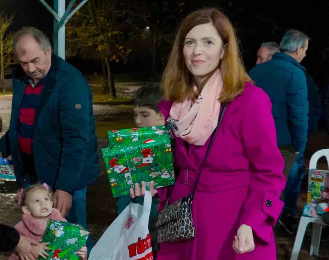 Ο Δημήτρης Κουρέτας στο άναμμα του χριστουγεννιάτικου δέντρου  στην Μεταμόρφωση Καρδίτσας