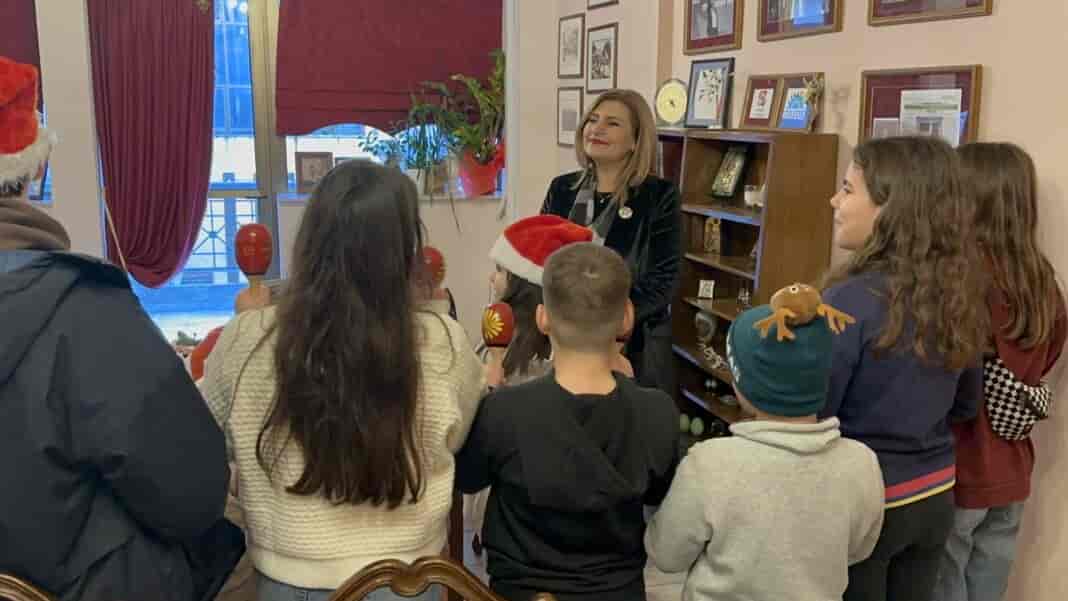 Κάλαντα Χριστουγέννων στην Ε. Λιακούλη από τα παιδιά του Εργαστηρίου Ζωής: «Τα παιδιά , δείχνουν τον άλλο δρόμο: της άδολης αγάπης…» Τα χριστουγεννιάτικα κάλαντα στην Τομεάρχη Δικαιοσύνης, Θεσμών & Διαφάνειας του ΠΑΣΟΚ-ΚΙΝΑΛ και βουλευτή Λάρισας, Ευαγγελία Λιακούλη, έψαλαν τα παιδιά του “Εργαστηρίου Ζωής” του Κέντρου Πρόληψης Λάρισας. Θα πρέπει να σημειωθεί ότι το «Εργαστήρι Ζωής» αποτελεί μια από τις μεγαλύτερες πρότυπες κοινωνικές δομές, που κατέκτησε το Βραβείο Πρόληψης POMPIDOU 2018 του Συμβουλίου της Ευρώπης και αποτελεί έργο ζωής για την πολιτικό από τη Λάρισα, η οποία σήμερα καταλαμβάνει το τίτλο της Επίτιμης Προέδρου του. Η Ευαγγελία Λιακούλη, αφού αντάλλαξε ευχές με παιδιά που συμμετείχαν στη χορωδία, προσφέροντάς τους αναμνηστικά δώρα, επεσήμανε τα εξής: «Με τον καλύτερο τρόπο ξεκινά η εορταστική περίοδος για εμένα, αφού τα παιδιά του «Εργαστηρίου Ζωής» μου έκαναν την τιμή και με επισκέφθηκαν στο πολιτικό μου γραφείο, για τα χριστουγεννιάτικα κάλαντα. Και γι’ αυτό τα ευχαριστώ από τα βάθη της καρδιάς μου! Τα ευχαριστώ για την ανεπανάληπτη εορταστική ατμόσφαιρα που προσέδωσαν σε μια τέτοια άγια ημέρα! Τα ευχαριστώ, γιατί τα παιδιά μας θυμίζουν πως υπάρχει και άλλος δρόμος: ο δρόμος της άδολης αγάπης… Οι ισχυρές βάσεις και η συνεπακόλουθη αυτοεκτίμηση, η ειλικρίνεια, η αντιμετώπιση της παραλυτικής εσωστρέφειας, η διαχείριση της σωστής ανάπτυξης των παιδιών, μέσα από την τέχνη, την παράδοση και την συντροφικότητα, είναι από τα βασικά θέματα που πραγματευόμαστε μέσα στο Εργαστήρι μας, με εμπνευσμένους επιστήμονες, συνειδητοποιημένους γονείς, αξιολάτρευτα παιδιά, αφοσιωμένα στελέχη και συνεργάτες. Η συνεχής υποστήριξη του ‘’Εργαστηρίου Ζωής’’, που το θεωρώ πνευματικό ,δικό μου ‘’παιδί’’, αποτελεί για εμένα ένα αδιαπραγμάτευτο ζήτημα και αυξάνει το βάρος της ευθύνης που νιώθω, απέναντι στην τοπική κοινωνία, που υπηρέτησα και συνεχίζω να υπηρετώ, από άλλο μετερίζι. Αλλά και φέτος, η ελπίδα και αισιοδοξία για το θαύμα αγάπης των Χριστουγέννων, έλαβε νέες διαστάσεις, καθώς μόλις πριν λίγες ώρες μεγάλος αριθμός συμπολιτών μας συμμετείχε στην εθελοντική δράση του Κοινωνικού Δικτύου ‘’#Κανείς Μόνος’’ για τους σεισμόπληκτους του Δαμασίου, τους οποίους ειδικά τέτοιες ημέρες δεν πρέπει να ξεχνάμε, όπως τους ξεχνά δυστυχώς , η επίσημη Πολιτεία. Μέσα σε ένα δυσμενές περιβάλλον αλλεπάλληλων κρίσεων και θεομηνιών, δραματικής ανέχειας, διόγκωσης των κοινωνικών ανισοτήτων, σοκαριστικής βίας και ακραίας εκμετάλλευσης, εύχομαι το λαμπρό φως της Άγιας Νύχτας να αφυπνίσει στην καρδιά κάθε Ανθρώπου τις λησμονημένες αξίες της αγάπης, της ανθρωπιάς, της αλληλεγγύης, της αξιοπρέπειας και της δικαιοσύνης. Όλα αυτά ακριβώς , που διδάσκει το Εργαστήρι Ζωής του ΟΚΑΝΑ Λάρισας, για το οποίο είμαι περήφανη, καθώς χτίζονται καθημερινά πρότυπα, αναβιώνουν πανανθρώπινες αξίες, καθίστανται αδιαπραγμάτευτες αρχές. Χρόνια Πολλά, Καλά & Ευλογημένα Χριστούγεννα».