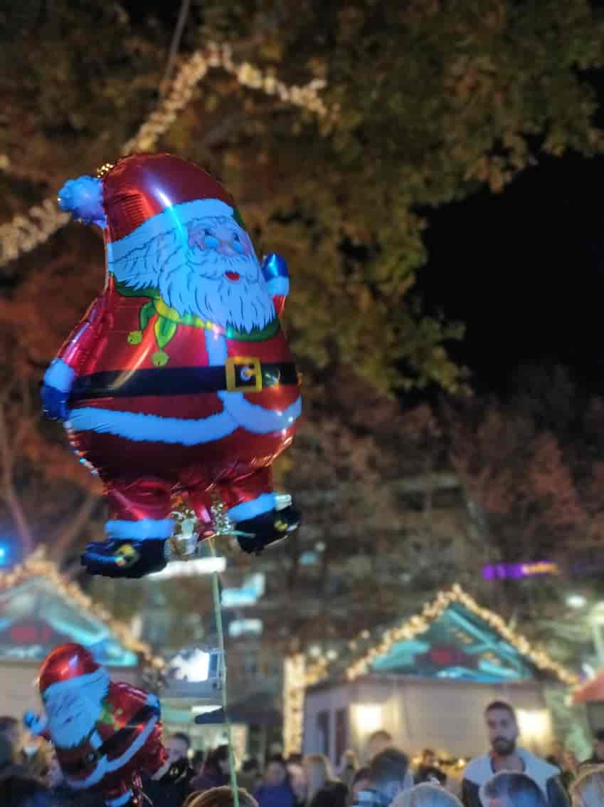 Χριστουγεννιάτικη ατμόσφαιρα με παρέλαση 12 θεματικών, πολύχρωμων αρμάτων