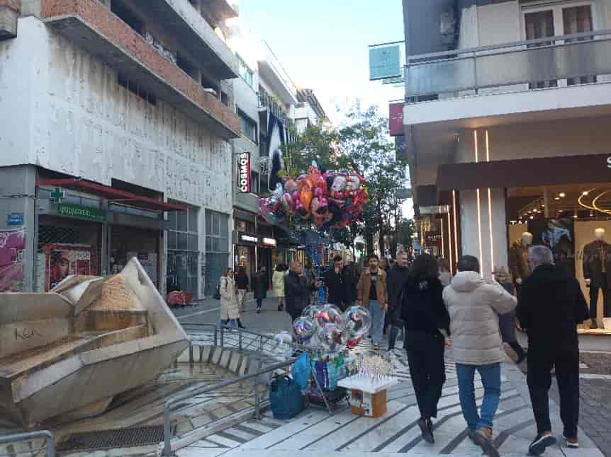 Το εορταστικό ωράριο λειτουργίας των καταστημάτων