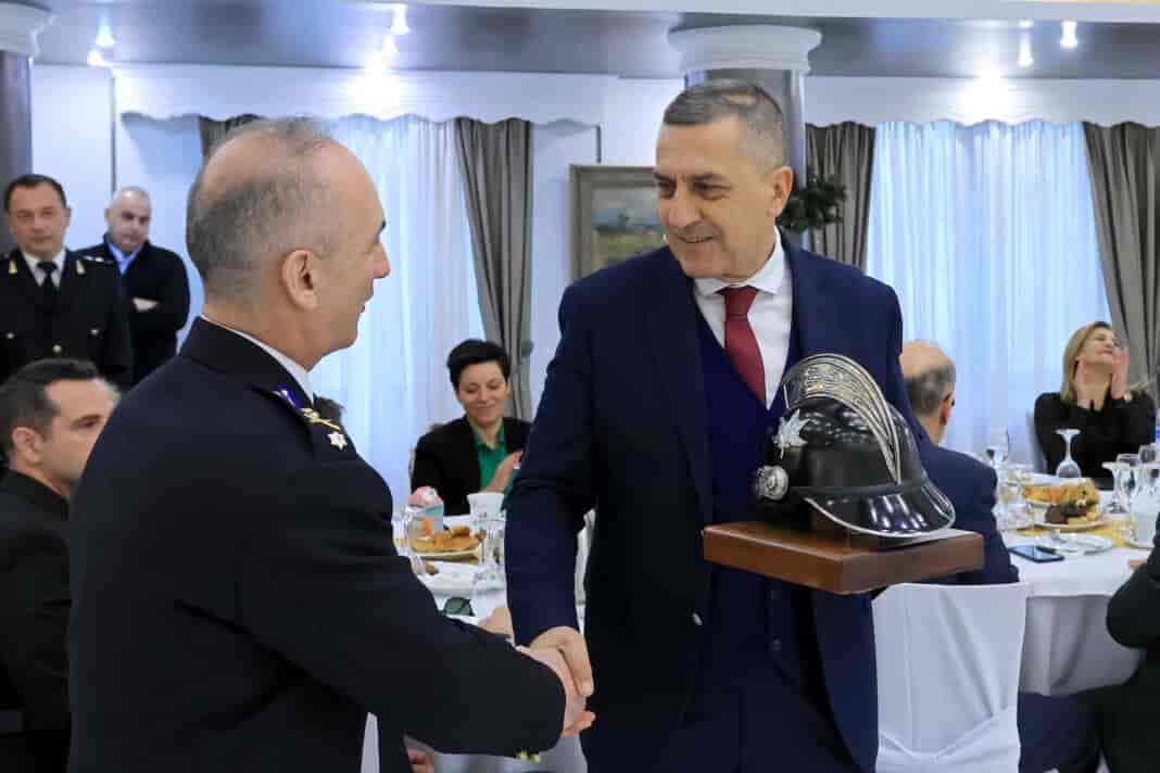 Η Πυροσβεστική Υπηρεσία τίμησε τον Περιφερειάρχη Δημ. Κουρέτα και τον Συντονιστή Πολιτικής Προστασίας Ηλ. Λεοντάρη