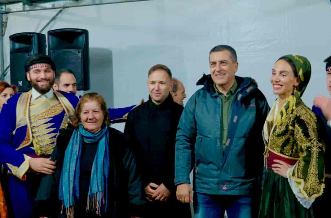 Ο Δημήτρης Κουρέτας στο άναμμα του χριστουγεννιάτικου δέντρου στην Μεταμόρφωση Καρδίτσας