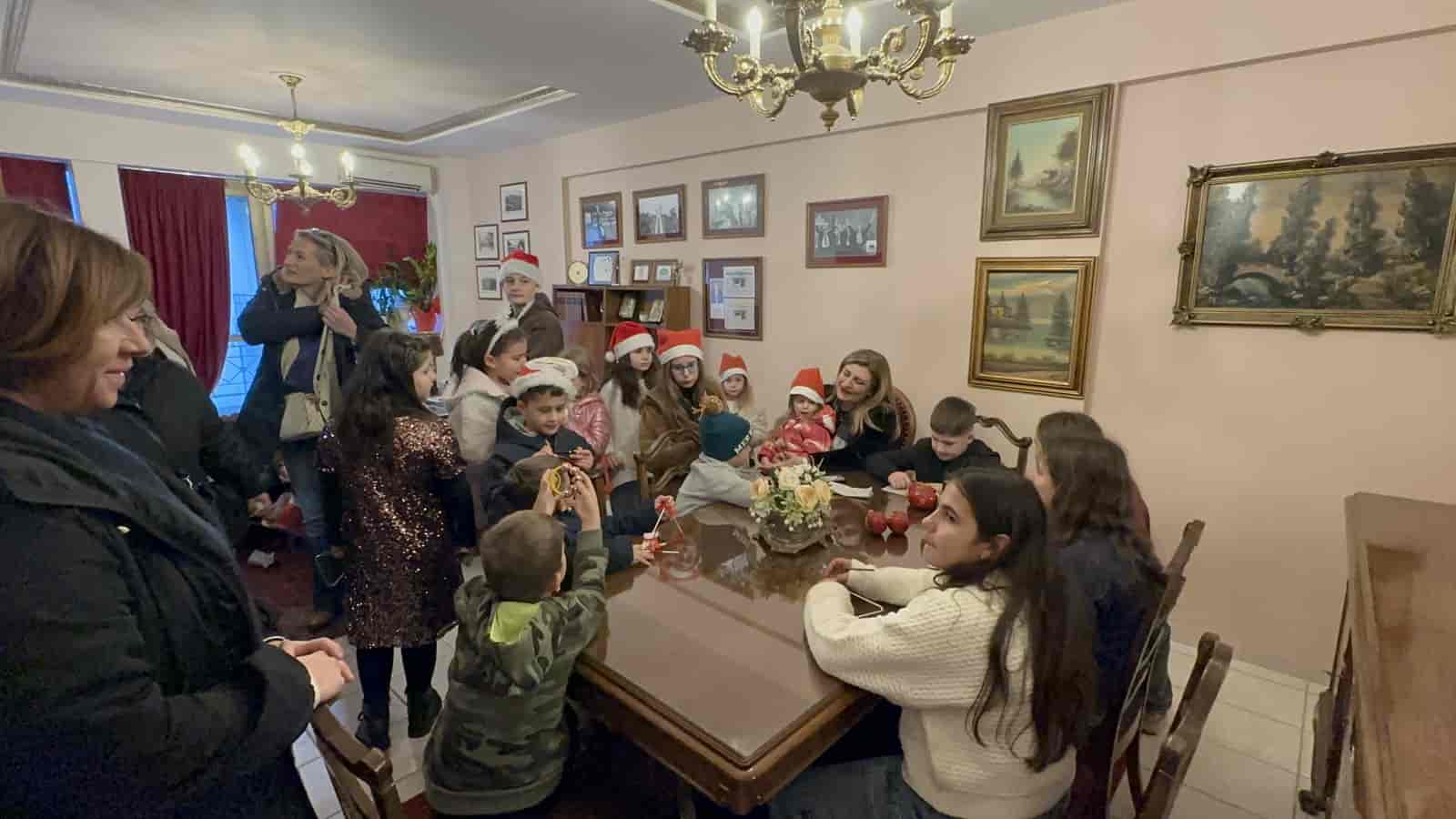 Κάλαντα Χριστουγέννων στην Ε. Λιακούλη από τα παιδιά του Εργαστηρίου Ζωής:
«Τα παιδιά , δείχνουν τον άλλο δρόμο: της άδολης αγάπης…»
Τα χριστουγεννιάτικα κάλαντα στην Τομεάρχη Δικαιοσύνης, Θεσμών & Διαφάνειας του ΠΑΣΟΚ-ΚΙΝΑΛ και βουλευτή Λάρισας, Ευαγγελία Λιακούλη, έψαλαν τα παιδιά του “Εργαστηρίου Ζωής” του Κέντρου Πρόληψης Λάρισας.
Θα πρέπει να σημειωθεί ότι το «Εργαστήρι Ζωής» αποτελεί μια από τις μεγαλύτερες πρότυπες κοινωνικές δομές, που κατέκτησε το Βραβείο Πρόληψης POMPIDOU 2018 του Συμβουλίου της Ευρώπης και αποτελεί έργο ζωής για την πολιτικό από τη Λάρισα, η οποία σήμερα καταλαμβάνει το τίτλο της Επίτιμης Προέδρου του.
Η Ευαγγελία Λιακούλη, αφού αντάλλαξε ευχές με παιδιά που συμμετείχαν στη χορωδία, προσφέροντάς τους αναμνηστικά δώρα, επεσήμανε τα εξής:
«Με τον καλύτερο τρόπο ξεκινά η εορταστική περίοδος για εμένα, αφού τα παιδιά του «Εργαστηρίου Ζωής» μου έκαναν την τιμή και με επισκέφθηκαν στο πολιτικό μου γραφείο, για τα  χριστουγεννιάτικα κάλαντα.
Και γι’ αυτό τα ευχαριστώ από τα βάθη της καρδιάς μου!
Τα ευχαριστώ για την ανεπανάληπτη εορταστική ατμόσφαιρα που προσέδωσαν σε μια τέτοια άγια ημέρα!
Τα ευχαριστώ, γιατί τα παιδιά μας θυμίζουν πως υπάρχει και άλλος δρόμος: ο δρόμος της άδολης αγάπης…
Οι ισχυρές βάσεις και η συνεπακόλουθη αυτοεκτίμηση, η ειλικρίνεια, η αντιμετώπιση της παραλυτικής εσωστρέφειας, η διαχείριση της σωστής ανάπτυξης των παιδιών, μέσα από την τέχνη, την παράδοση και την συντροφικότητα, είναι από τα βασικά θέματα που πραγματευόμαστε μέσα στο Εργαστήρι μας, με εμπνευσμένους επιστήμονες, συνειδητοποιημένους γονείς, αξιολάτρευτα παιδιά, αφοσιωμένα στελέχη και συνεργάτες.
Η συνεχής υποστήριξη του ‘’Εργαστηρίου Ζωής’’, που το θεωρώ πνευματικό ,δικό μου ‘’παιδί’’, αποτελεί για εμένα ένα αδιαπραγμάτευτο ζήτημα και αυξάνει το βάρος της ευθύνης που νιώθω, απέναντι στην τοπική κοινωνία, που υπηρέτησα και συνεχίζω να υπηρετώ, από άλλο μετερίζι.
Αλλά και φέτος, η ελπίδα και αισιοδοξία για το θαύμα αγάπης των Χριστουγέννων, έλαβε νέες διαστάσεις, καθώς μόλις πριν λίγες ώρες μεγάλος αριθμός συμπολιτών μας συμμετείχε στην εθελοντική δράση του Κοινωνικού Δικτύου ‘’#Κανείς Μόνος’’ για τους σεισμόπληκτους του Δαμασίου, τους οποίους ειδικά τέτοιες ημέρες δεν πρέπει να ξεχνάμε, όπως τους ξεχνά δυστυχώς , η επίσημη Πολιτεία.
Μέσα σε ένα δυσμενές περιβάλλον αλλεπάλληλων κρίσεων και θεομηνιών, δραματικής ανέχειας, διόγκωσης των κοινωνικών ανισοτήτων, σοκαριστικής βίας και ακραίας εκμετάλλευσης, εύχομαι το λαμπρό φως της Άγιας Νύχτας να αφυπνίσει στην καρδιά κάθε Ανθρώπου τις λησμονημένες αξίες της αγάπης, της ανθρωπιάς, της αλληλεγγύης, της αξιοπρέπειας και της δικαιοσύνης.
Όλα αυτά ακριβώς ,  που διδάσκει το Εργαστήρι Ζωής του ΟΚΑΝΑ Λάρισας, για το οποίο είμαι περήφανη, καθώς χτίζονται καθημερινά πρότυπα, αναβιώνουν πανανθρώπινες αξίες, καθίστανται αδιαπραγμάτευτες αρχές.
Χρόνια Πολλά,
Καλά & Ευλογημένα Χριστούγεννα».
