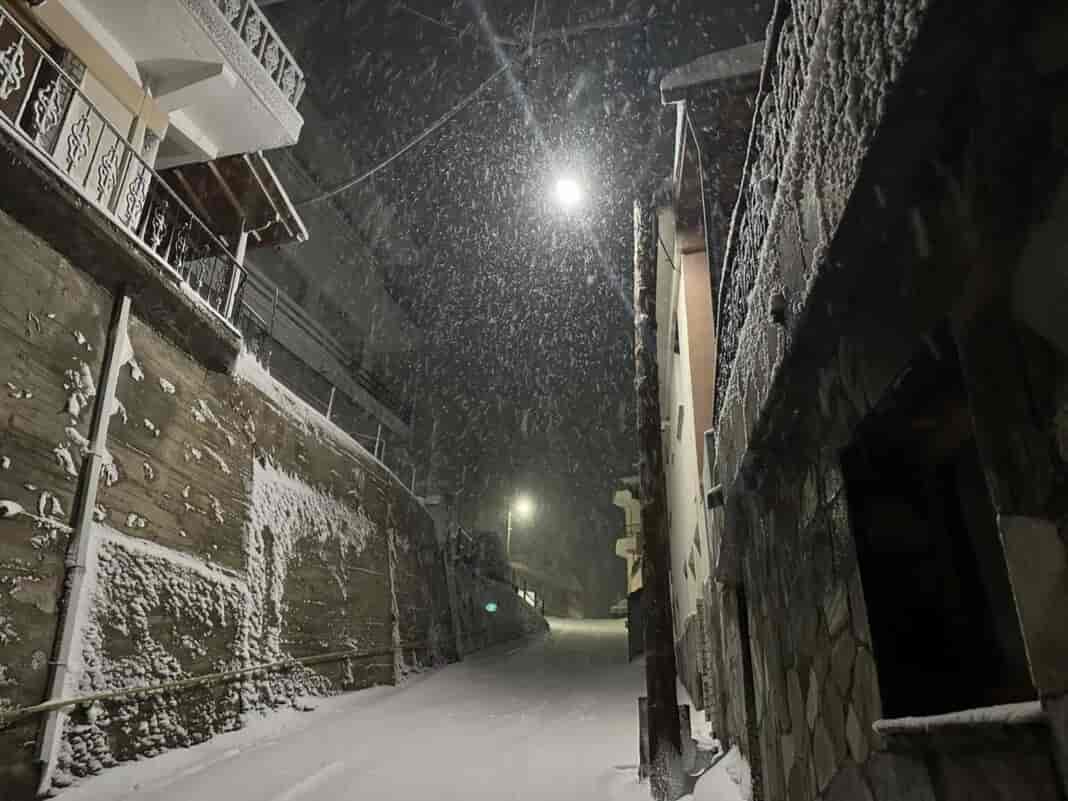 “Ντυμένο” στα λευκά “ξύπνησε” το Λιβάδι Ελασσόνας