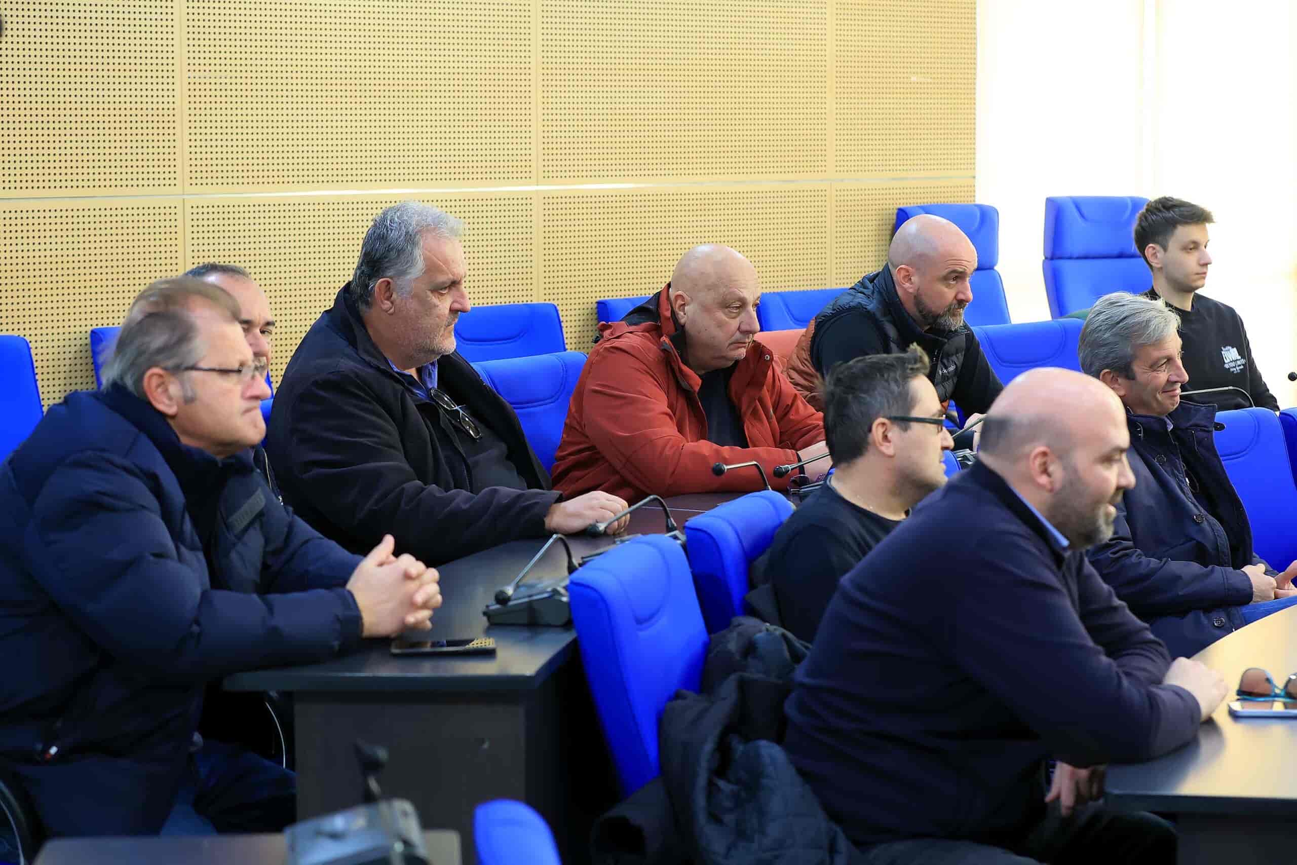 Στον Περιφερειάρχη Θεσσαλίας εκπρόσωποι εργοληπτικών οργανώσεων
Ζήτησαν τη στήριξη του μετά τον αποκλεισμό τους από την κυβέρνηση στα έργα αποκατάστασης στη Θεσσαλία
Δέσμευση Κουρέτα για προώθηση του αιτήματός τους στην κυβέρνησηΟ Περιφερειάρχης Θεσσαλίας Δημήτρης Κουρέτας πραγματοποίησε συνάντηση με εκπροσώπους εργοληπτικών εταιρειών, μετά από αίτημα τους για να του εκφράσουν την έντονη διαμαρτυρία τους για τον αποκλεισμό τους από τα μεγάλα έργα υποδομών στην Περιφέρεια Θεσσαλίας.