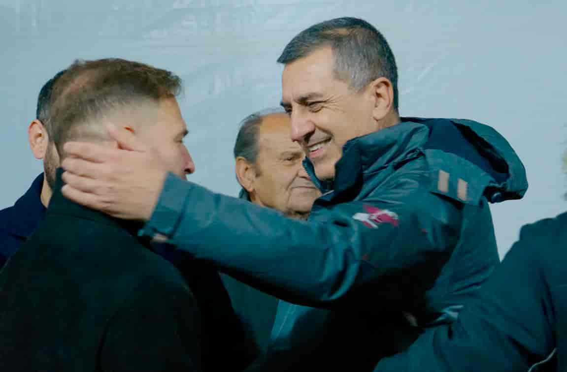 Ο Δημήτρης Κουρέτας στο άναμμα του χριστουγεννιάτικου δέντρου  στην Μεταμόρφωση Καρδίτσας