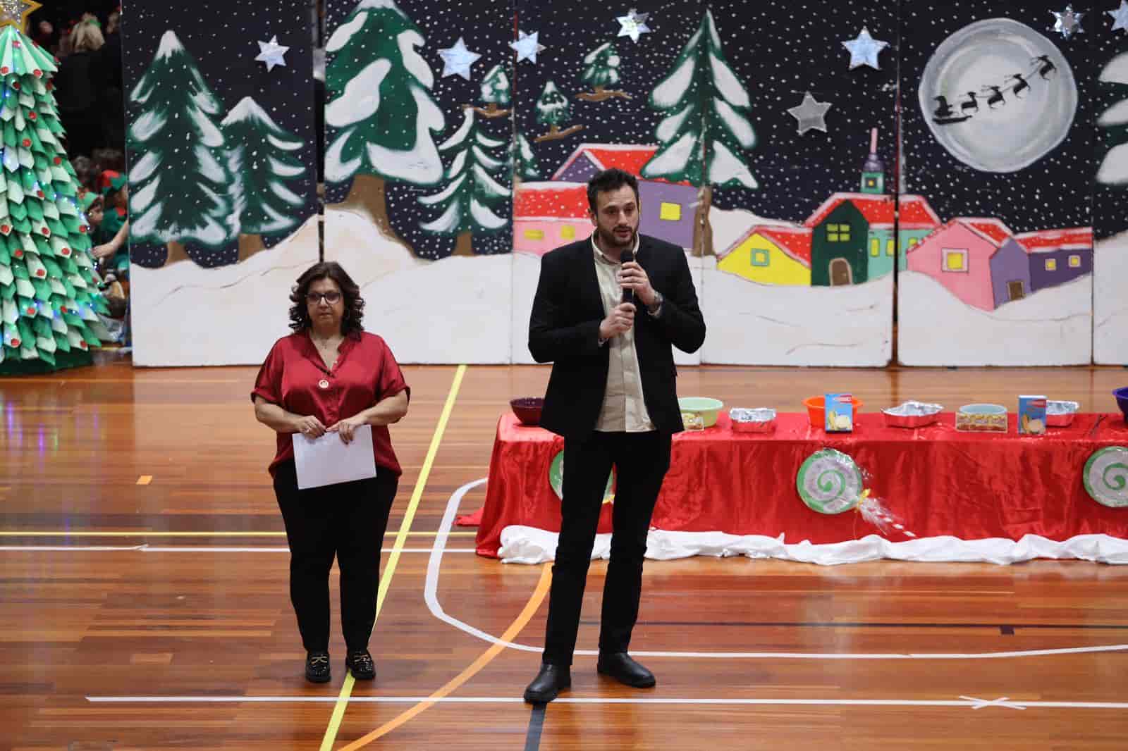 Με μεγάλη χαρά και ενθουσιασμό πραγματοποιήθηκε την περασμένη Παρασκευή στο Κλειστό Γυμναστήριο Τυρνάβου για πρώτη φορά η Χριστουγεννιάτικη Γιορτή όλων μαζί των Παιδικών και Βρεφονηπιακών Σταθμών του Δήμου Τυρνάβου. Η εκδήλωση προσέφερε μοναδικές στιγμές χαράς και διασκέδασης, φέρνοντας κοντά τα παιδιά, τους γονείς και τους εργαζόμενους των δομών μας. Οι μικροί μας πρωταγωνιστές εντυπωσίασαν το κοινό με τις χριστουγεννιάτικες δημιουργικές τους δραστηριότητες, γεμίζοντας το χώρο με γέλιο, μουσική και εορταστική διάθεση. Παράλληλα, οι παρευρισκόμενοι είχαν την ευκαιρία να απολαύσουν ένα ζεστό, φιλόξενο κλίμα που ενίσχυσε τη χαρά των γιορτών. Στο τέλος της εκδήλωσης ο δήμαρχος και οι αντιδήμαρχοι προσέφεραν δώρα στους μικρούς συμμετέχοντες. Σύσσωμη η Δημοτική Αρχή εκφράζει θερμές ευχαριστίες σε όλους τους εργαζόμενους των παιδικών και βρεφονηπιακών σταθμών, οι οποίοι με την αφοσίωση, την εργατικότητα και τη δημιουργικότητά τους συνέβαλαν καθοριστικά στην επιτυχία της εκδήλωσης. Η άρτια οργάνωση, η αγάπη και το μεράκι τους για τα παιδιά έκαναν τη γιορτή αυτή μια αξέχαστη εμπειρία για όλους.Τα εύσημα επίσης να αποδώσουμε στην προϊσταμένη των προνοιακών δομών κ.Κωνσταντινα Πολίτη που επιμελήθηκε την όλη διοργάνωση όπως επίσης στην Αντιδημαρχία Πολιτισμού -Κοινωνικής Πολιτικής και Πρόνοιας που πρόσθεσε άλλη μια νέα σημαντική εκδήλωση στην ζωή του Δήμου μας. Ευχαριστούμε, επίσης, τους γονείς και τους δημότες που μας τίμησαν με την παρουσία τους, υποστηρίζοντας για ακόμα μία φορά τις δράσεις του Δήμου μας. Ευχόμαστε σε όλους καλές γιορτές, με υγεία, αγάπη και χαρά!